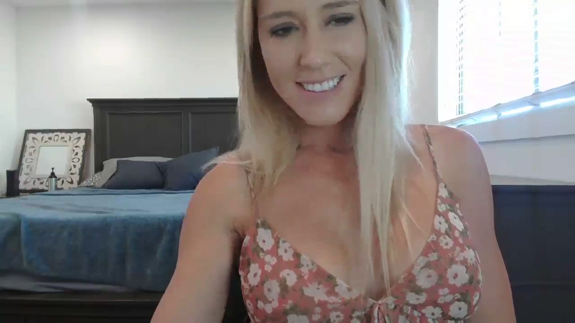 Gallery image thumbnail from blondmilf92's myfreecams stream on, 09/29/2023, 18:34 image 15 of 20