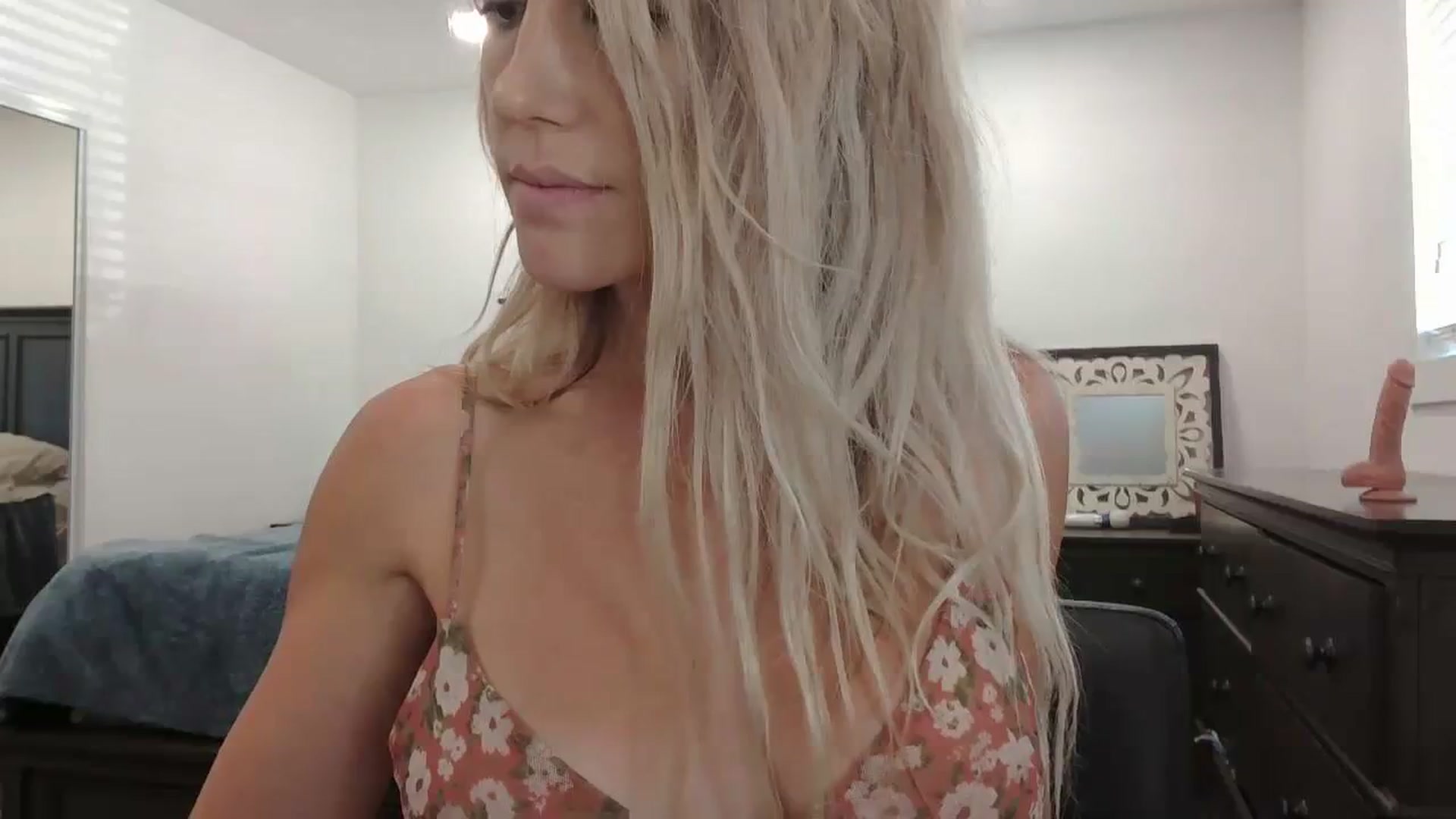Gallery image thumbnail from blondmilf92's myfreecams stream on, 10/20/2023, 20:23 image 11 of 20