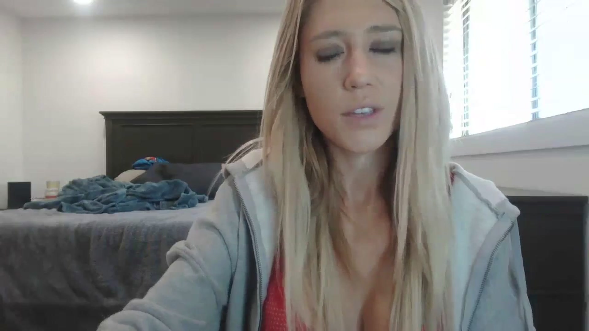 Gallery image thumbnail from blondmilf92's myfreecams stream on, 12/06/2023, 18:40 image 18 of 20