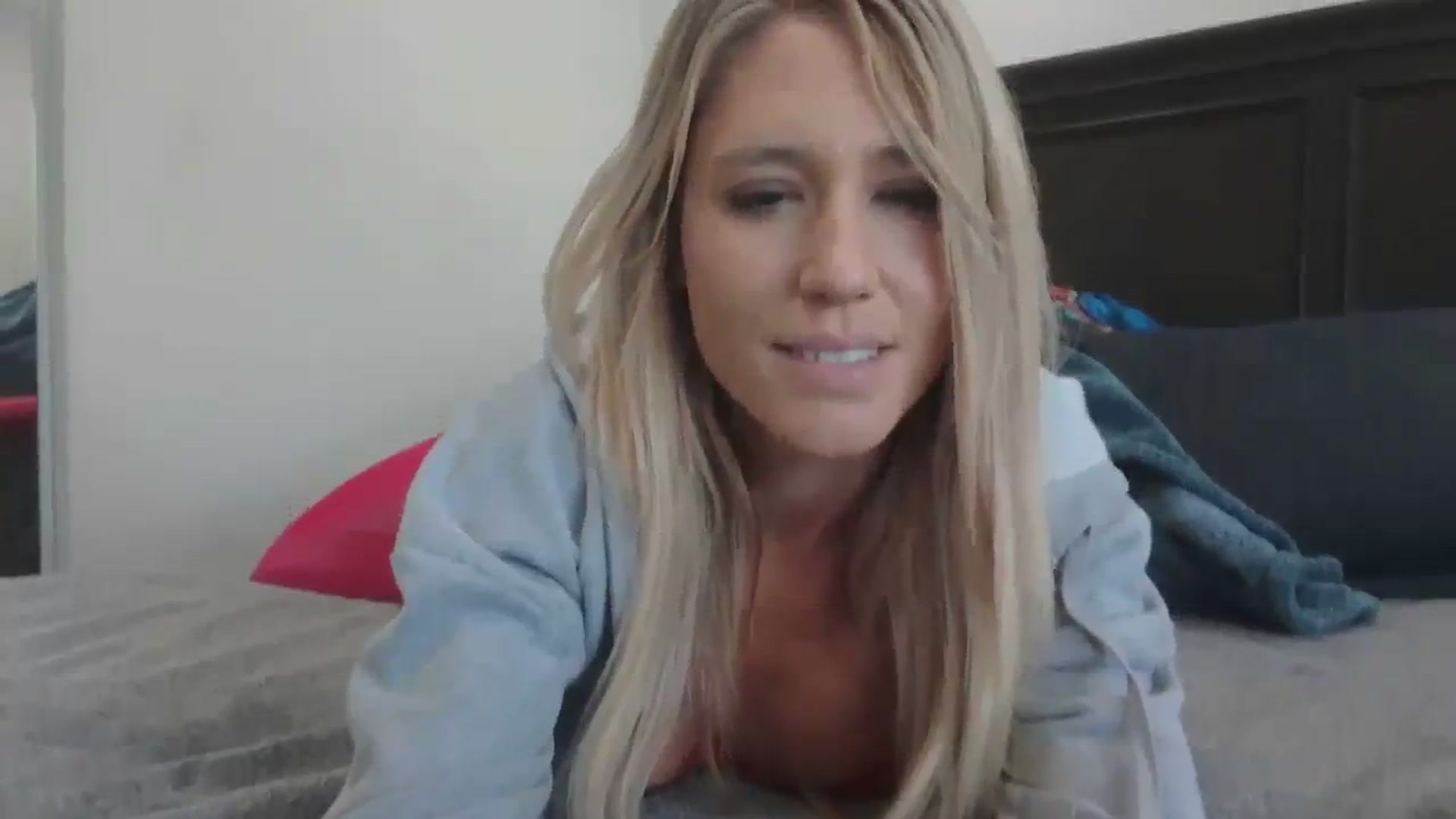Gallery image thumbnail from blondmilf92's myfreecams stream on, 12/06/2023, 20:17 image 16 of 20