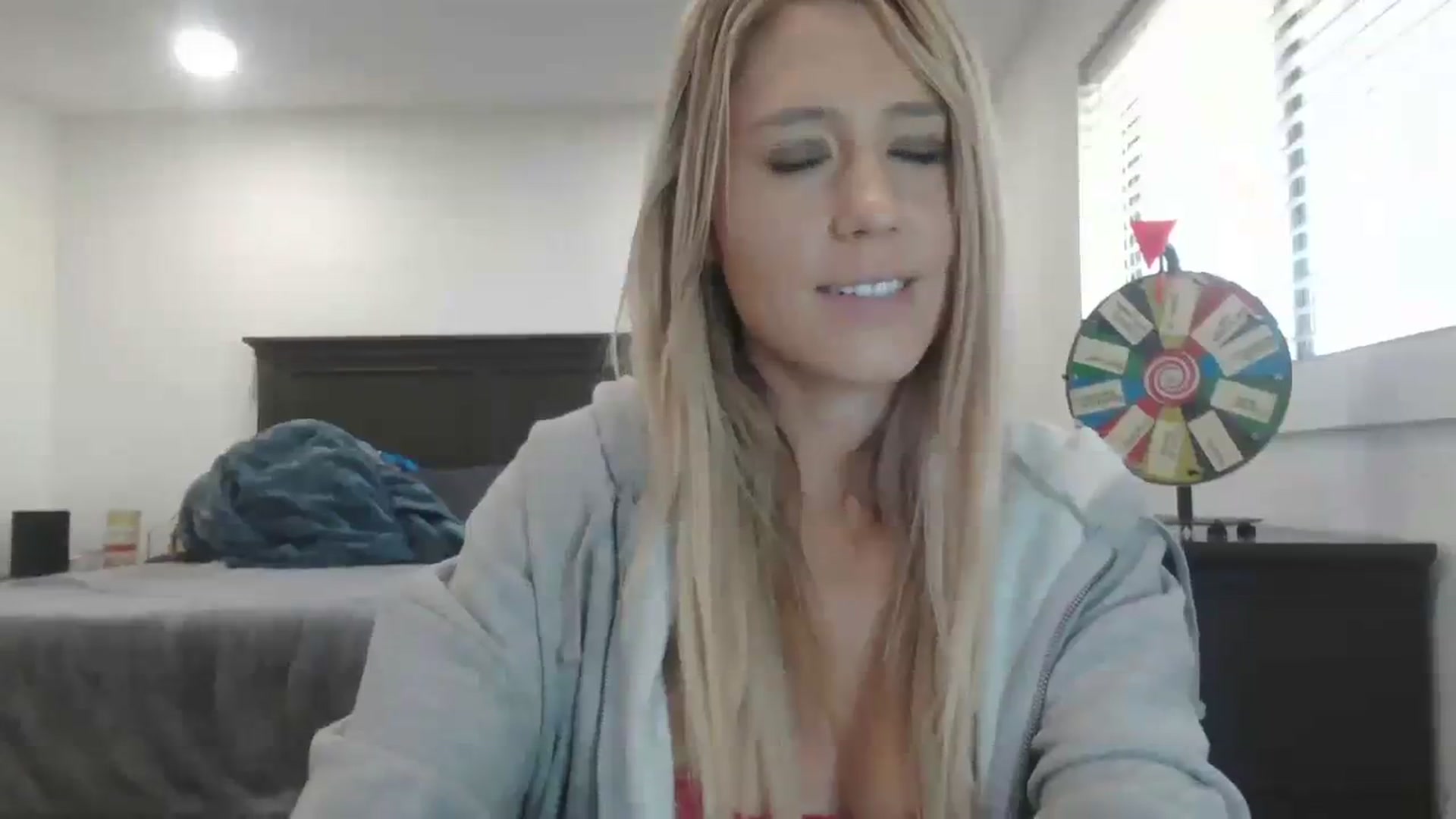 Gallery image thumbnail from blondmilf92's myfreecams stream on, 12/06/2023, 20:17 image 10 of 20