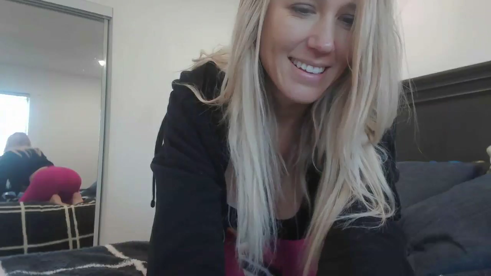 Gallery image thumbnail from blondmilf92's myfreecams stream on, 12/12/2023, 21:45 image 19 of 20
