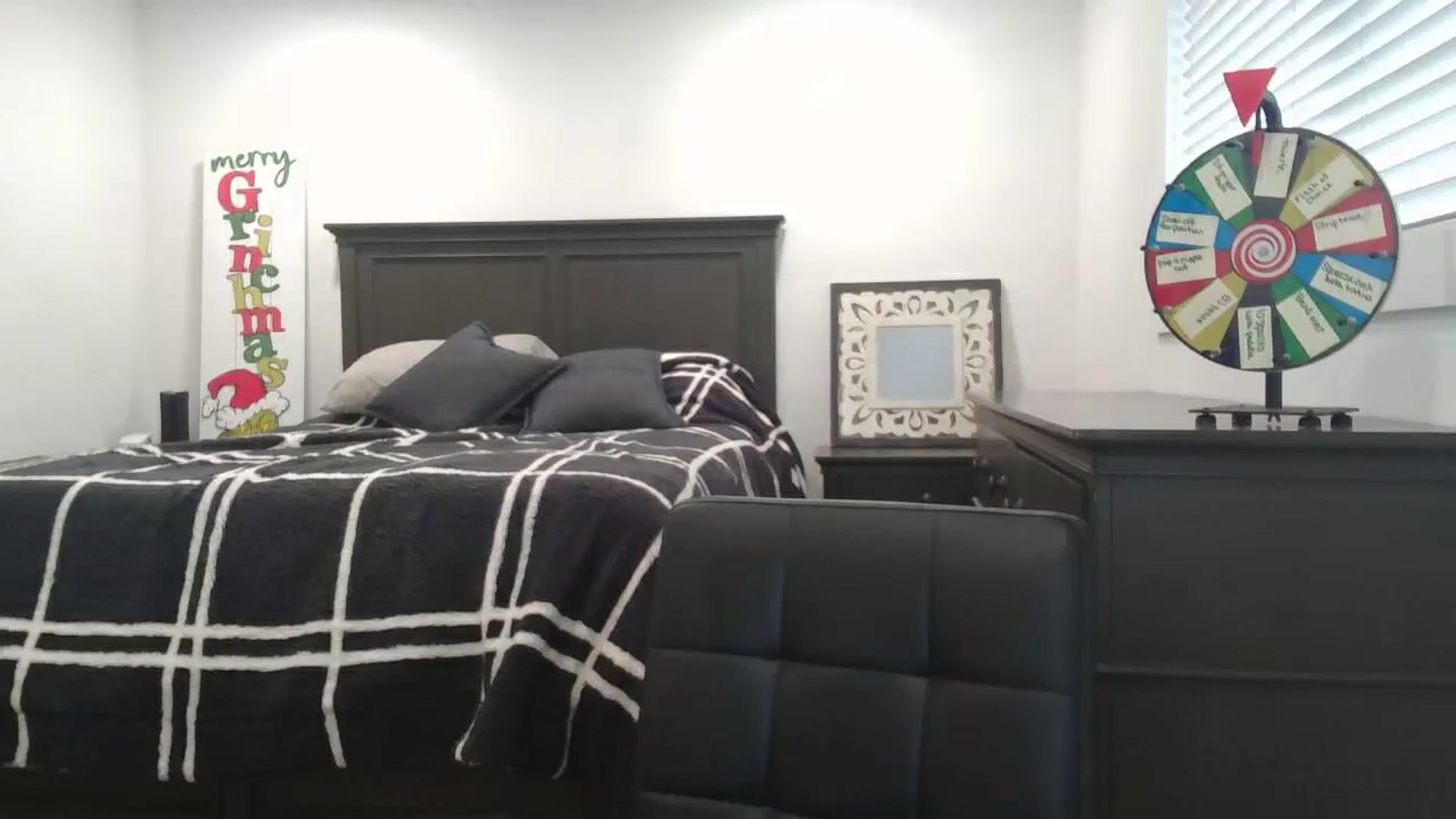 Gallery image thumbnail from blondmilf92's myfreecams stream on, 12/18/2023, 19:36 image 6 of 20