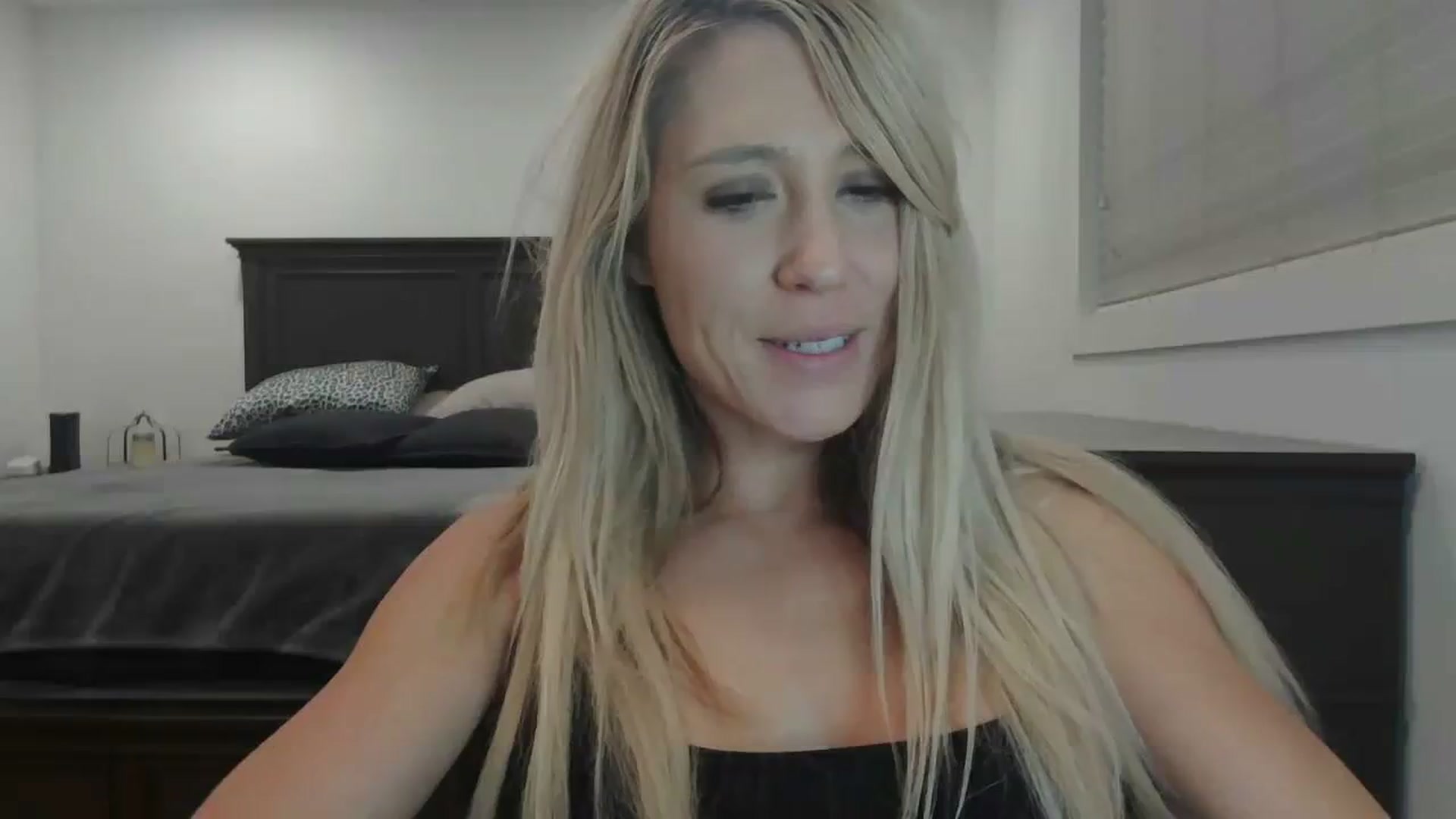 Gallery image thumbnail from blondmilf92's myfreecams stream on, 12/19/2023, 07:12 image 7 of 20