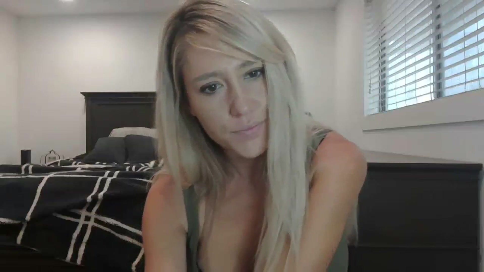 Gallery image thumbnail from blondmilf92's myfreecams stream on, 12/20/2023, 20:13 image 3 of 20