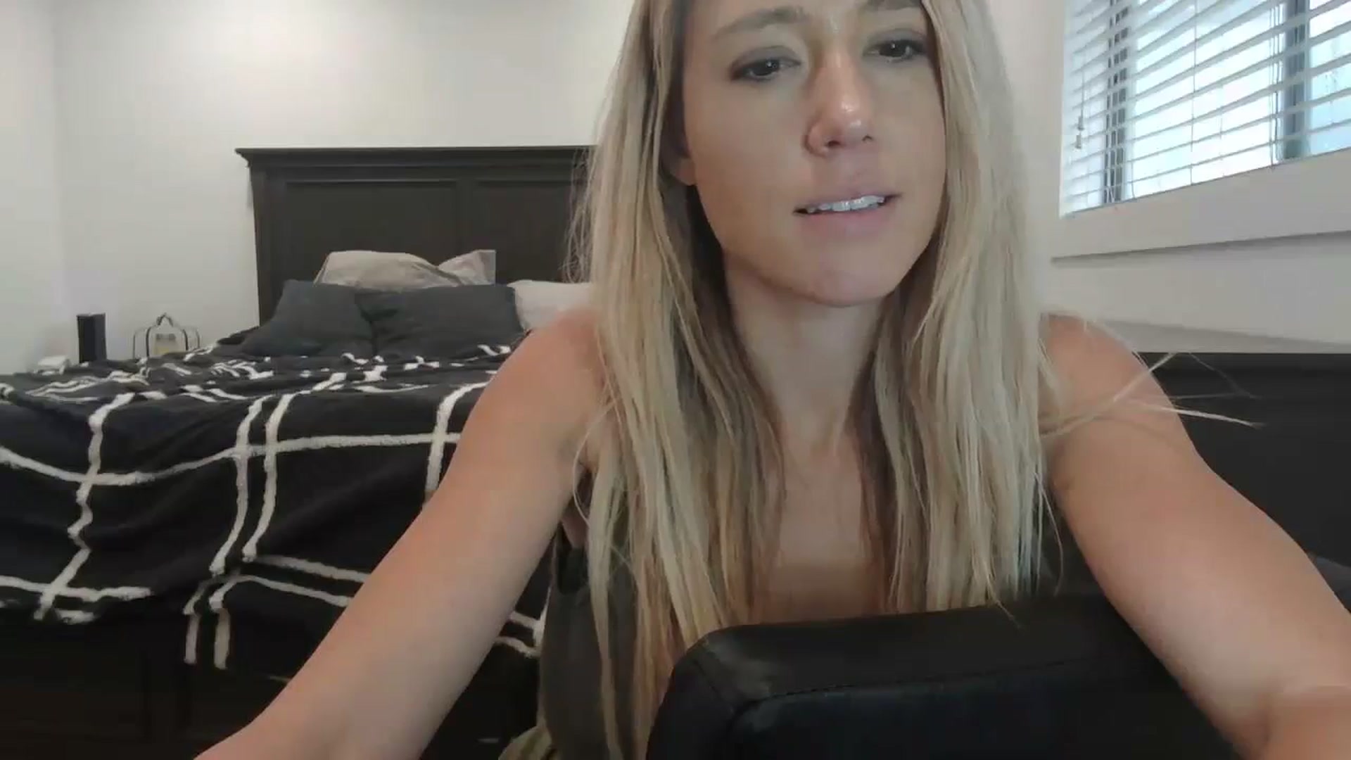 Gallery image thumbnail from blondmilf92's myfreecams stream on, 12/20/2023, 21:44 image 16 of 20