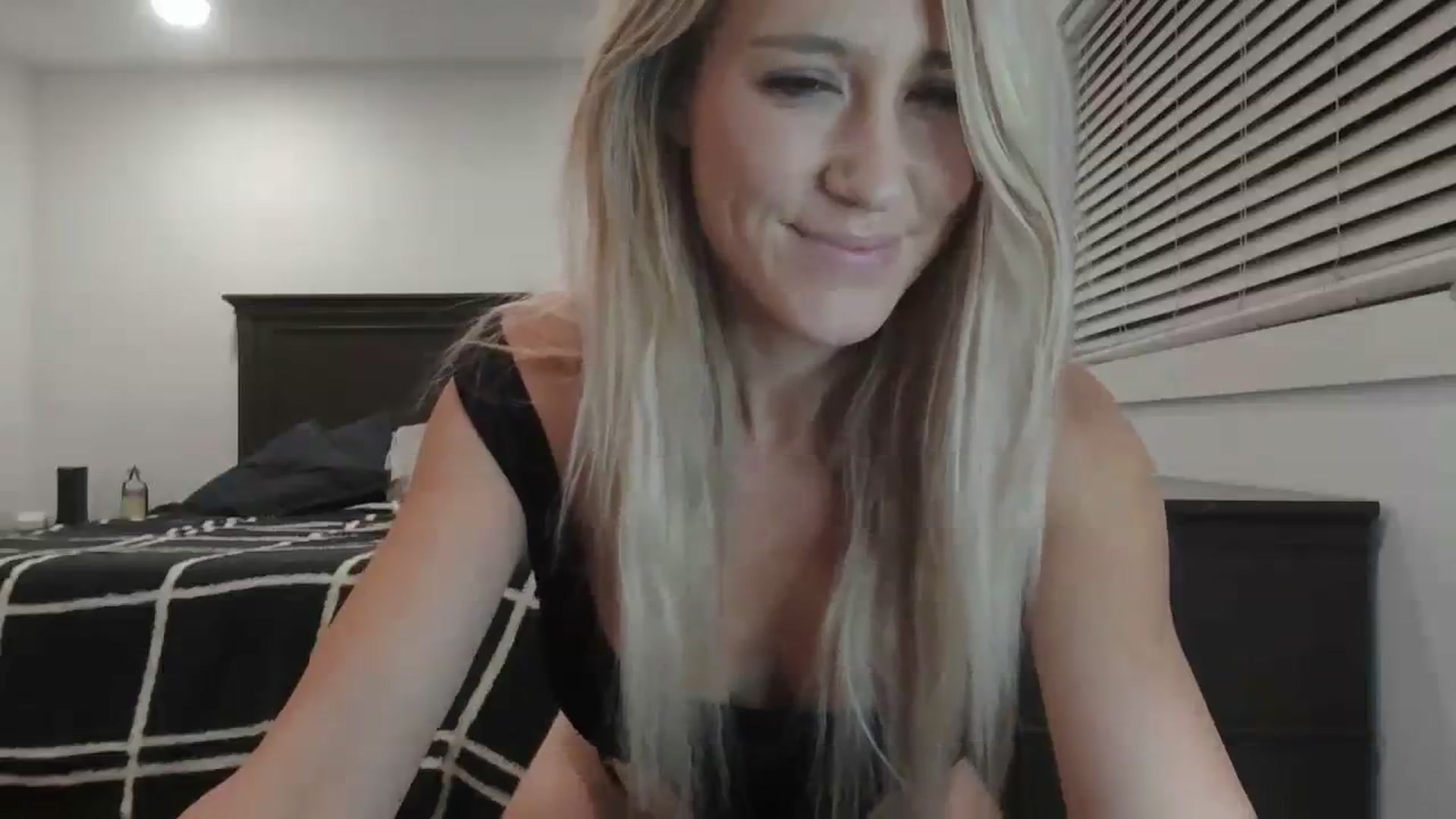 Gallery image thumbnail from blondmilf92's myfreecams stream on, 12/28/2023, 06:29 image 15 of 20