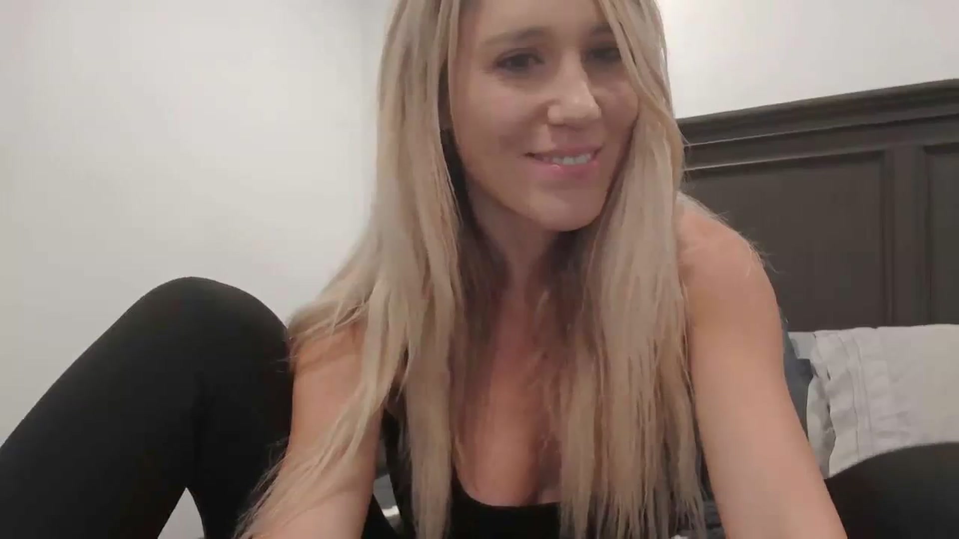 Gallery image thumbnail from blondmilf92's myfreecams stream on, 12/28/2023, 07:45 image 3 of 20