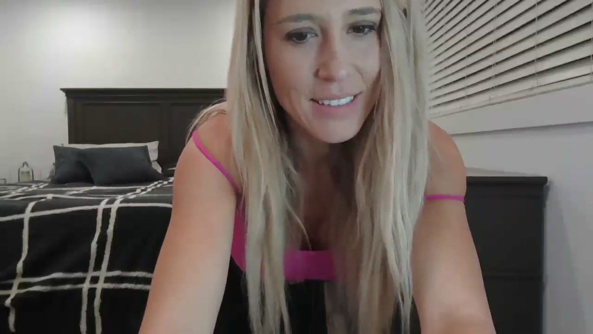 Gallery image thumbnail from blondmilf92's myfreecams stream on, 01/03/2024, 08:13 image 8 of 20