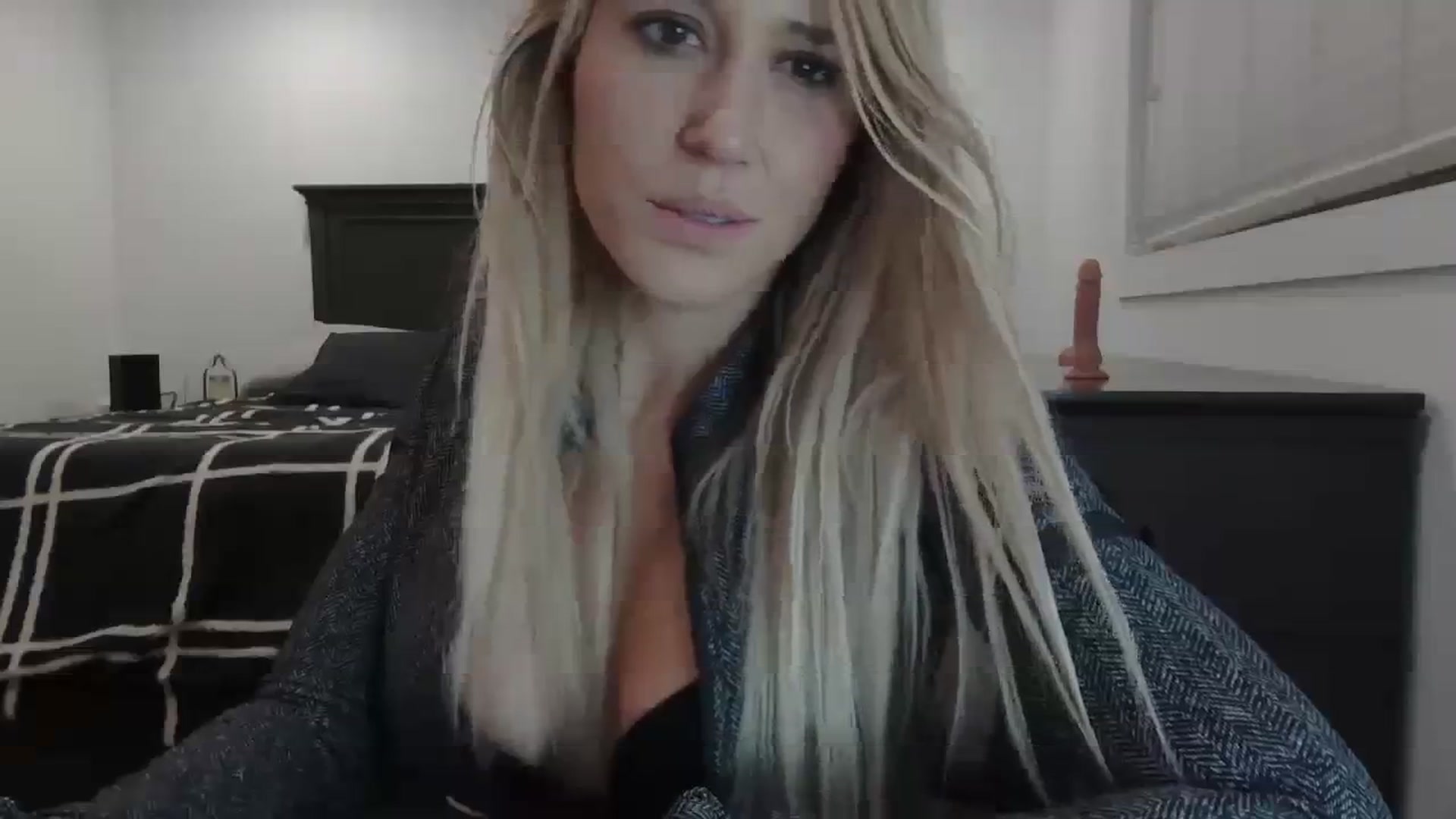 Gallery image thumbnail from blondmilf92's myfreecams stream on, 01/05/2024, 06:48 image 12 of 20