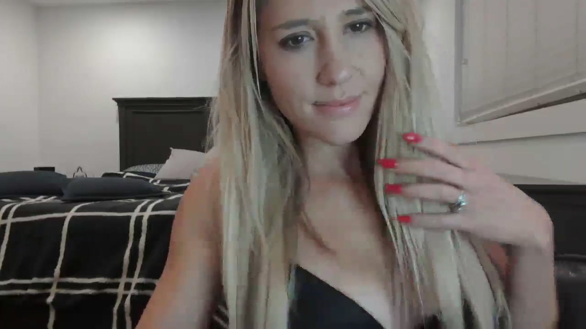 Gallery image thumbnail from blondmilf92's myfreecams stream on, 01/05/2024, 08:52 image 15 of 20
