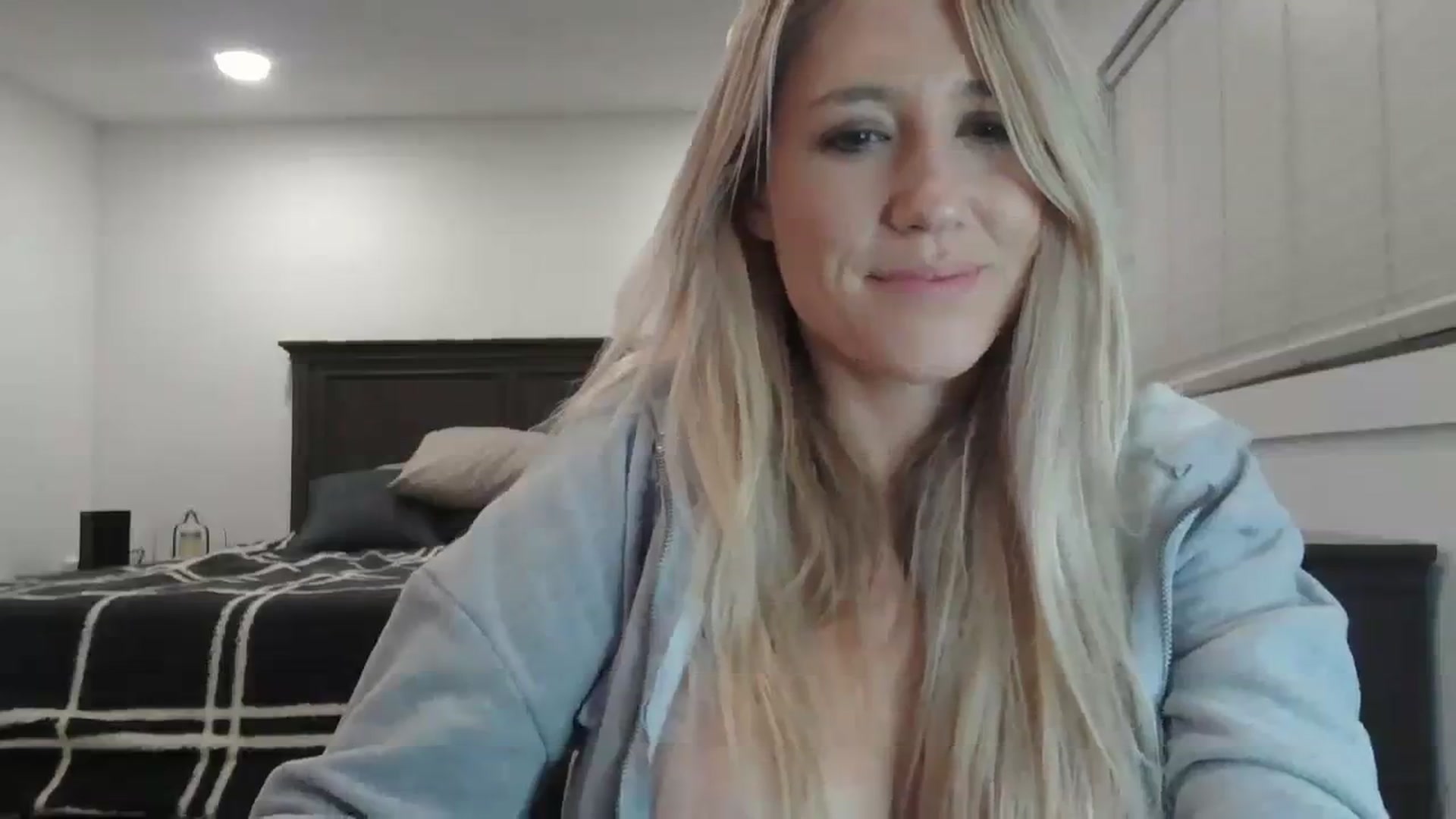 Gallery image thumbnail from blondmilf92's myfreecams stream on, 01/06/2024, 06:55 image 6 of 20