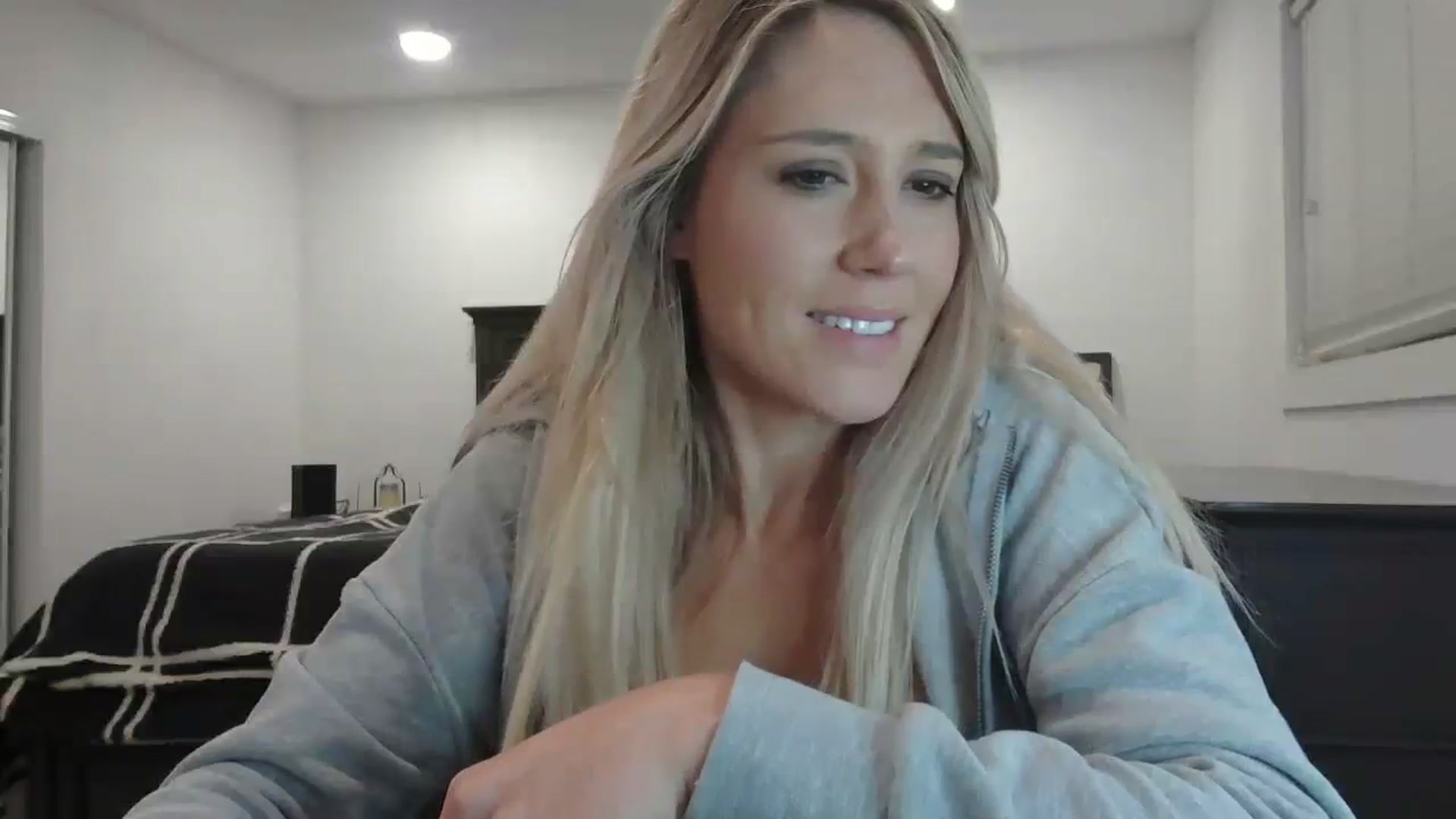 Gallery image thumbnail from blondmilf92's myfreecams stream on, 01/06/2024, 06:55 image 17 of 20