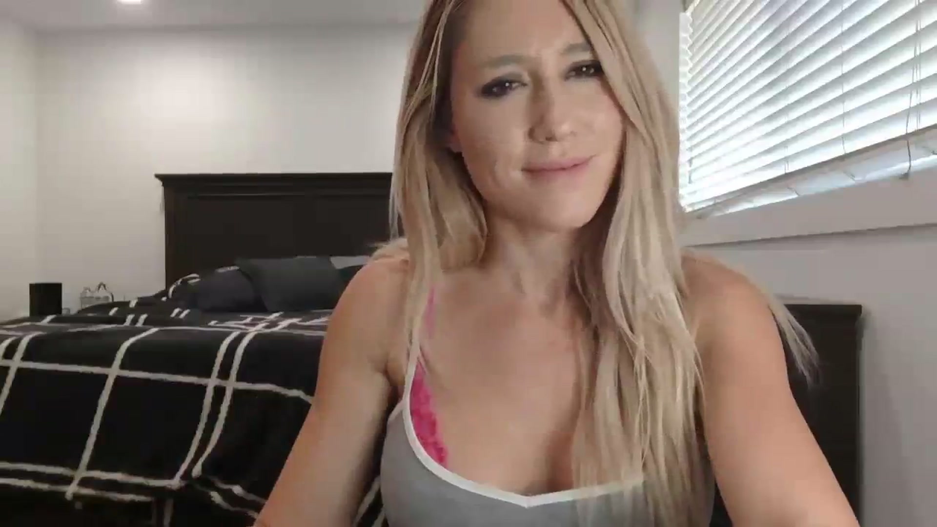 Gallery image thumbnail from blondmilf92's myfreecams stream on, 01/17/2024, 19:35 image 17 of 20