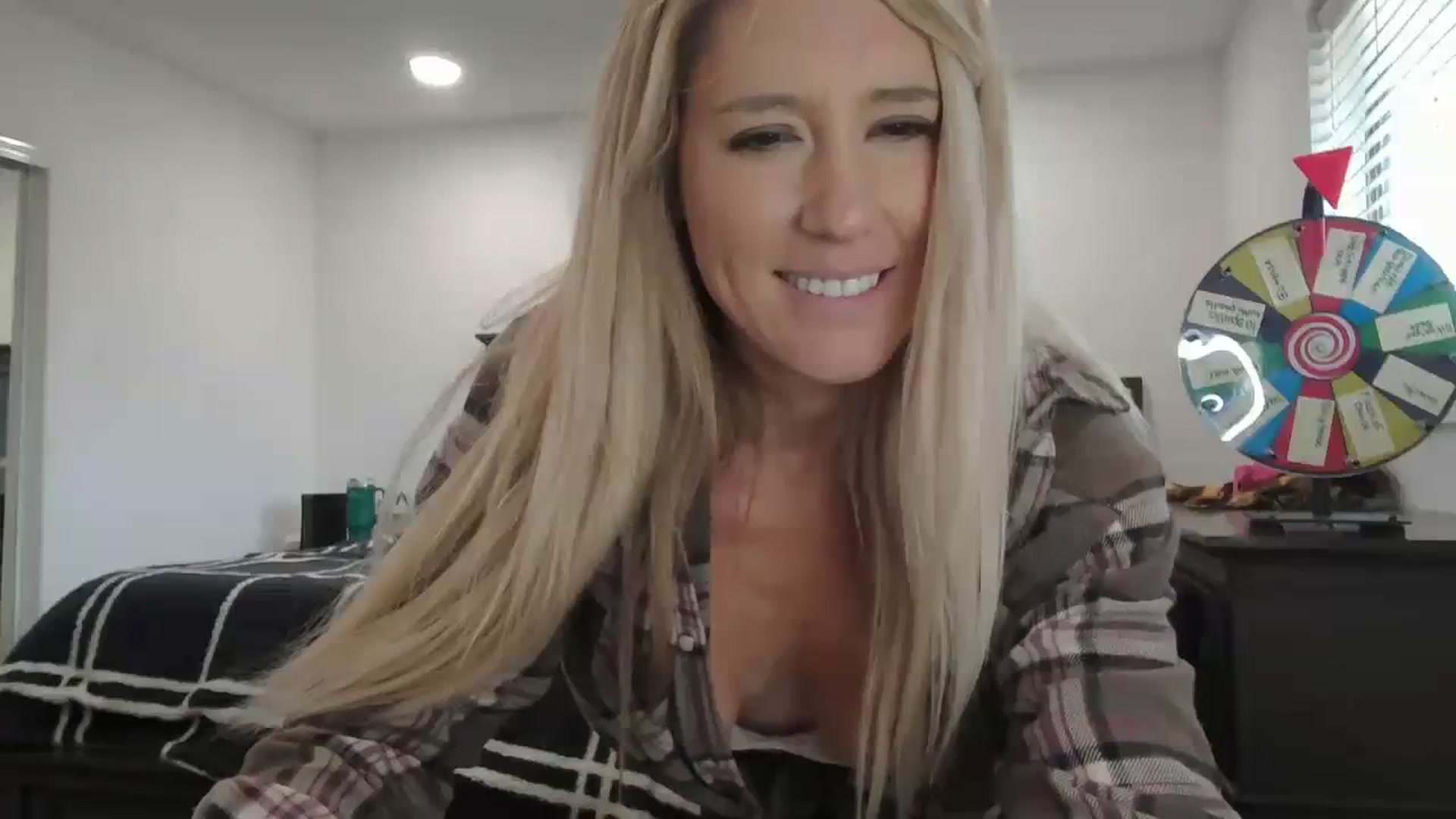Gallery image thumbnail from blondmilf92's myfreecams stream on, 01/18/2024, 22:15 image 4 of 20