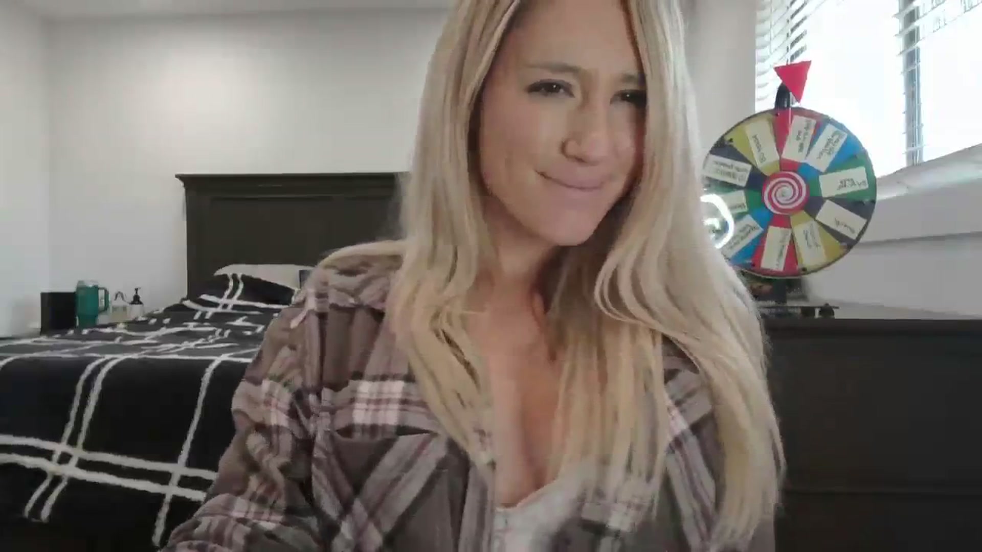 Gallery image thumbnail from blondmilf92's myfreecams stream on, 01/18/2024, 22:15 image 18 of 20