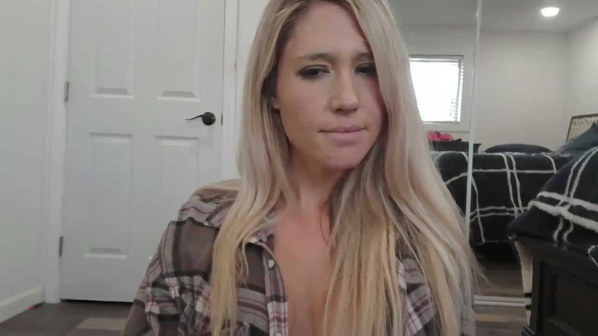 Gallery image thumbnail from blondmilf92's myfreecams stream on, 01/18/2024, 22:15 image 17 of 20