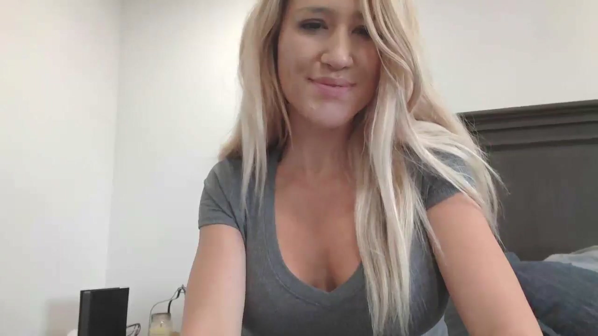Gallery image thumbnail from blondmilf92's myfreecams stream on, 01/19/2024, 21:01 image 10 of 20