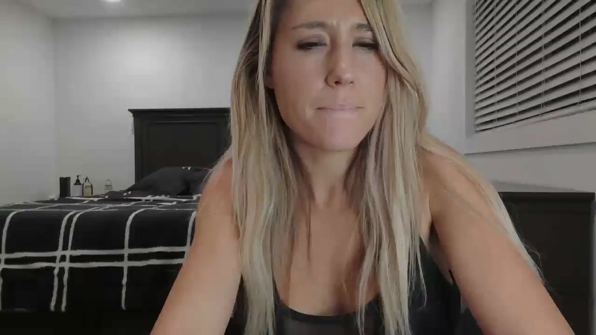 Gallery image thumbnail from blondmilf92's myfreecams stream on, 01/25/2024, 07:50 image 13 of 20