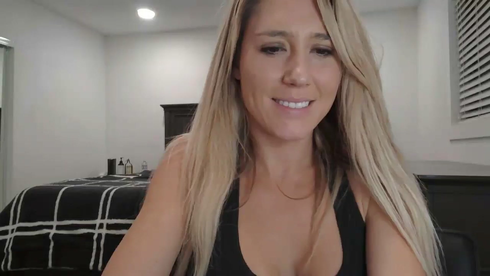 Gallery image thumbnail from blondmilf92's myfreecams stream on, 01/25/2024, 07:50 image 14 of 20