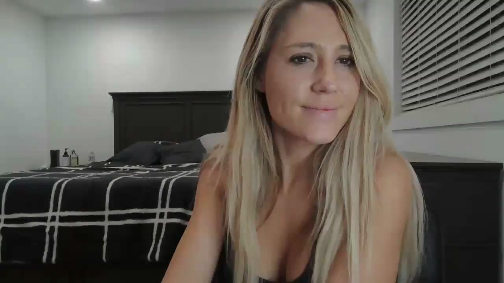 Gallery image thumbnail from blondmilf92's myfreecams stream on, 01/25/2024, 07:50 image 12 of 20