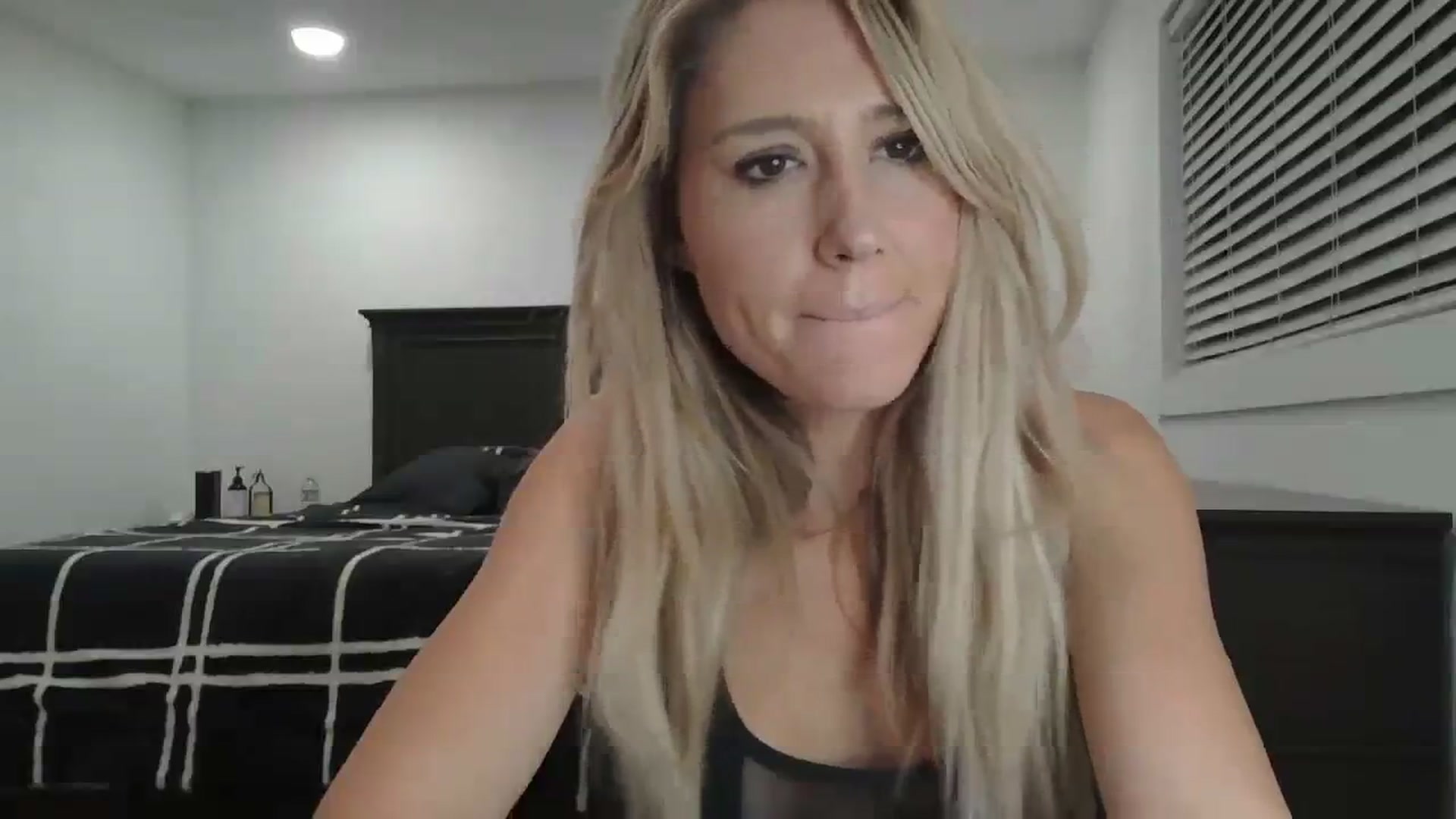 Gallery image thumbnail from blondmilf92's myfreecams stream on, 01/25/2024, 07:50 image 17 of 20