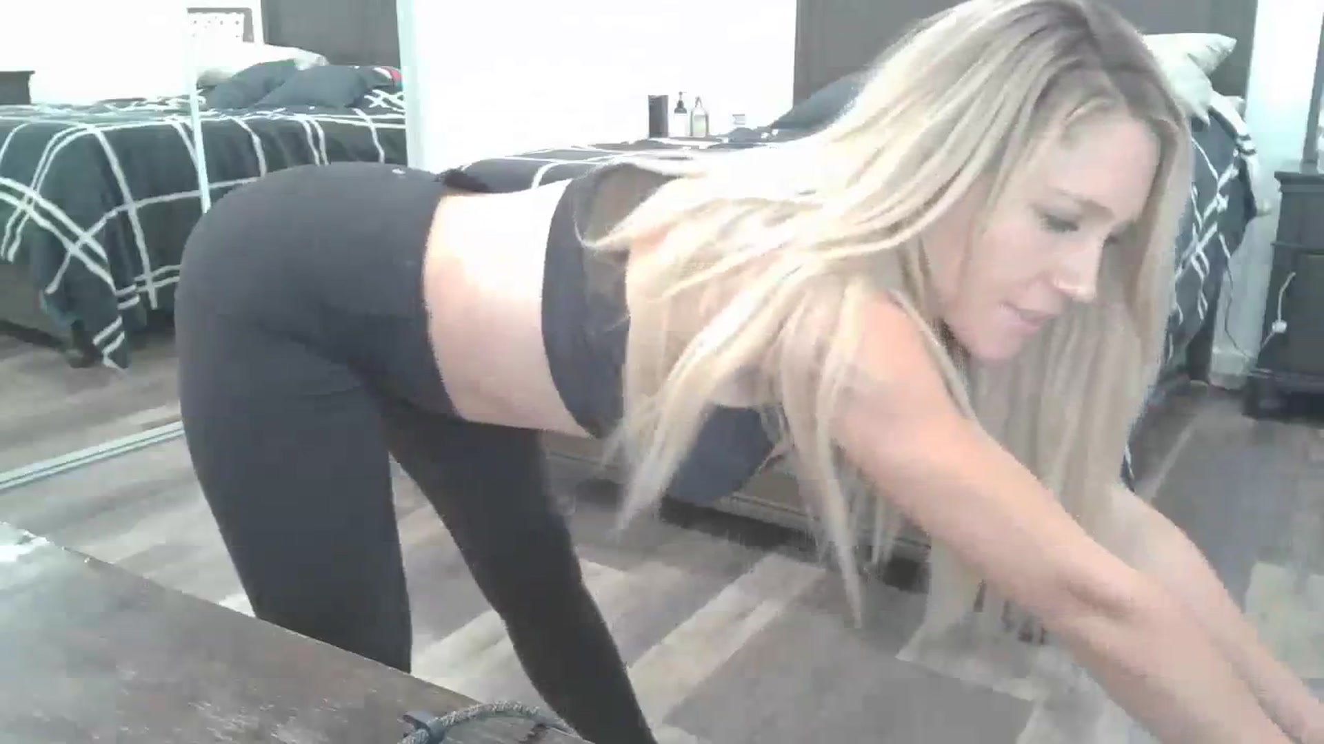 Gallery image thumbnail from blondmilf92's myfreecams stream on, 01/25/2024, 07:50 image 15 of 20