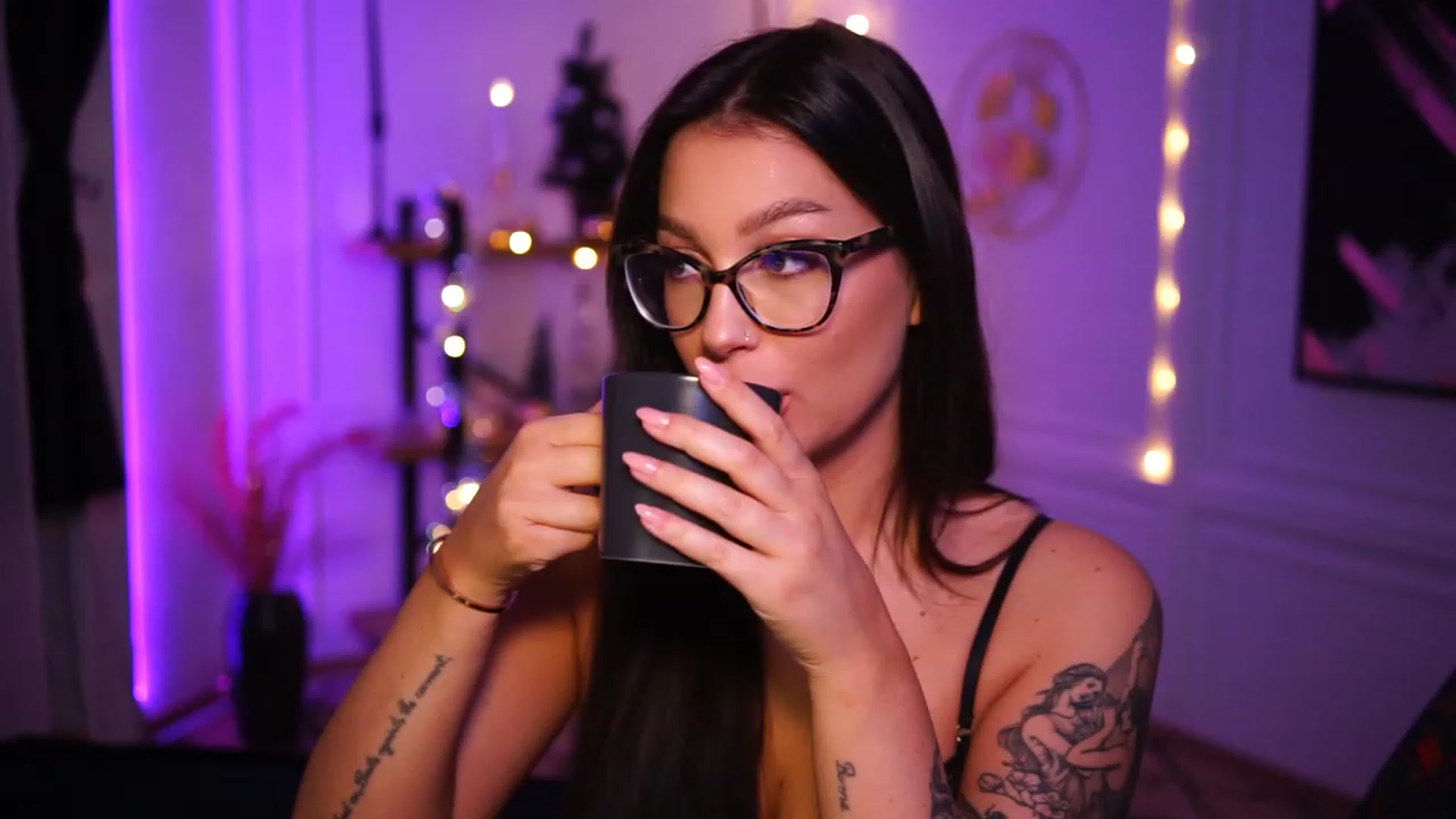 Gallery image thumbnail from blueexstacey's myfreecams stream on, 12/06/2022, 03:43 image 1 of 20