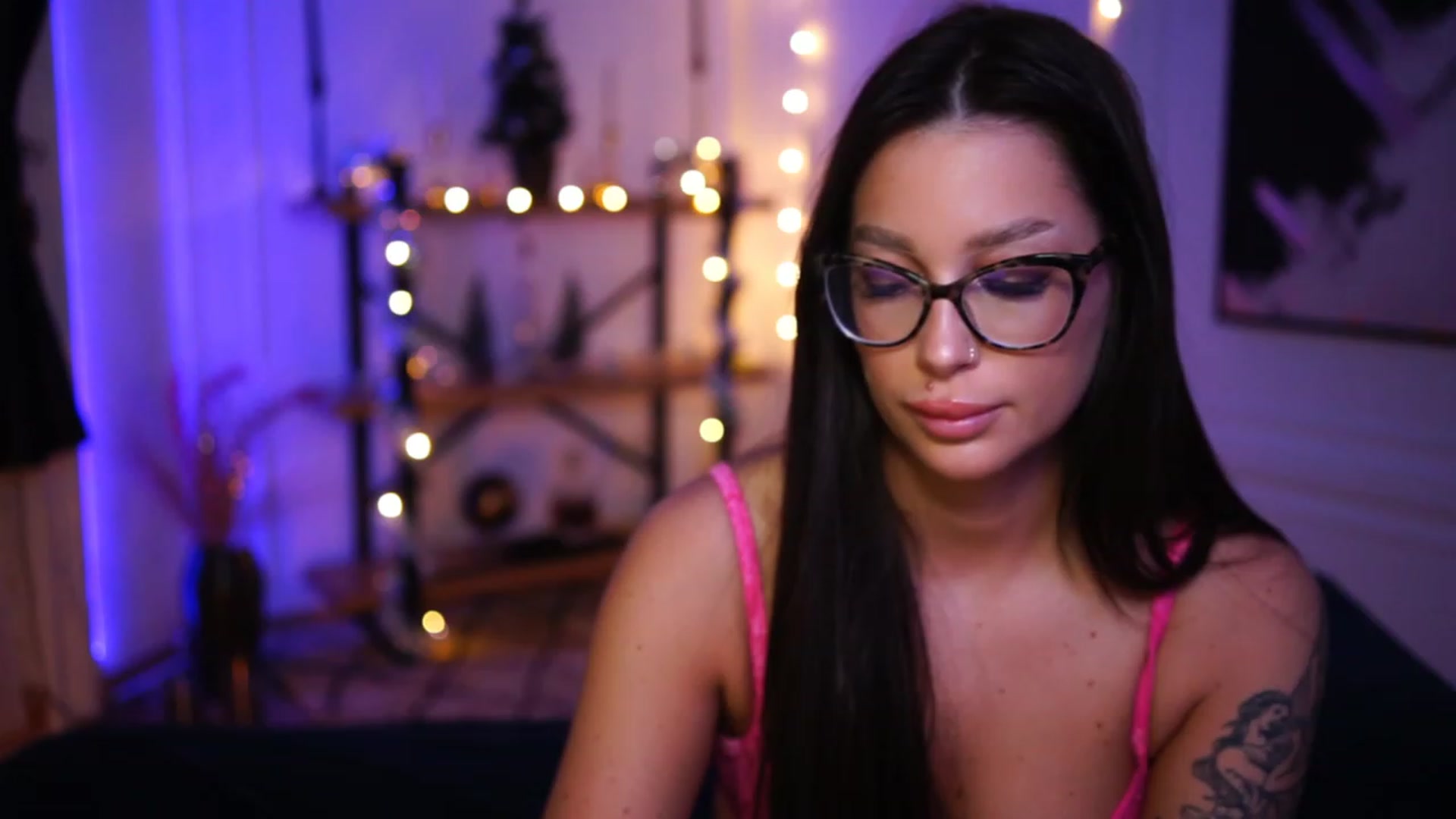 Gallery image thumbnail from blueexstacey's myfreecams stream on, 12/12/2022, 02:13 image 19 of 20