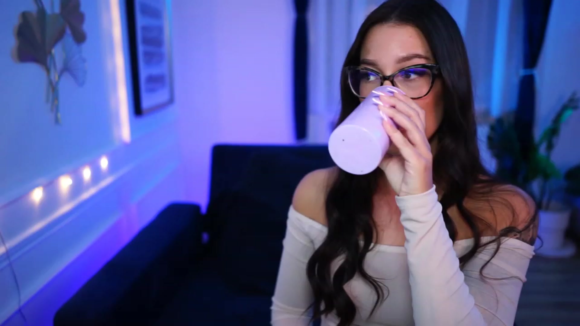 Gallery image thumbnail from blueexstacey's myfreecams stream on, 03/08/2023, 19:15 image 17 of 20