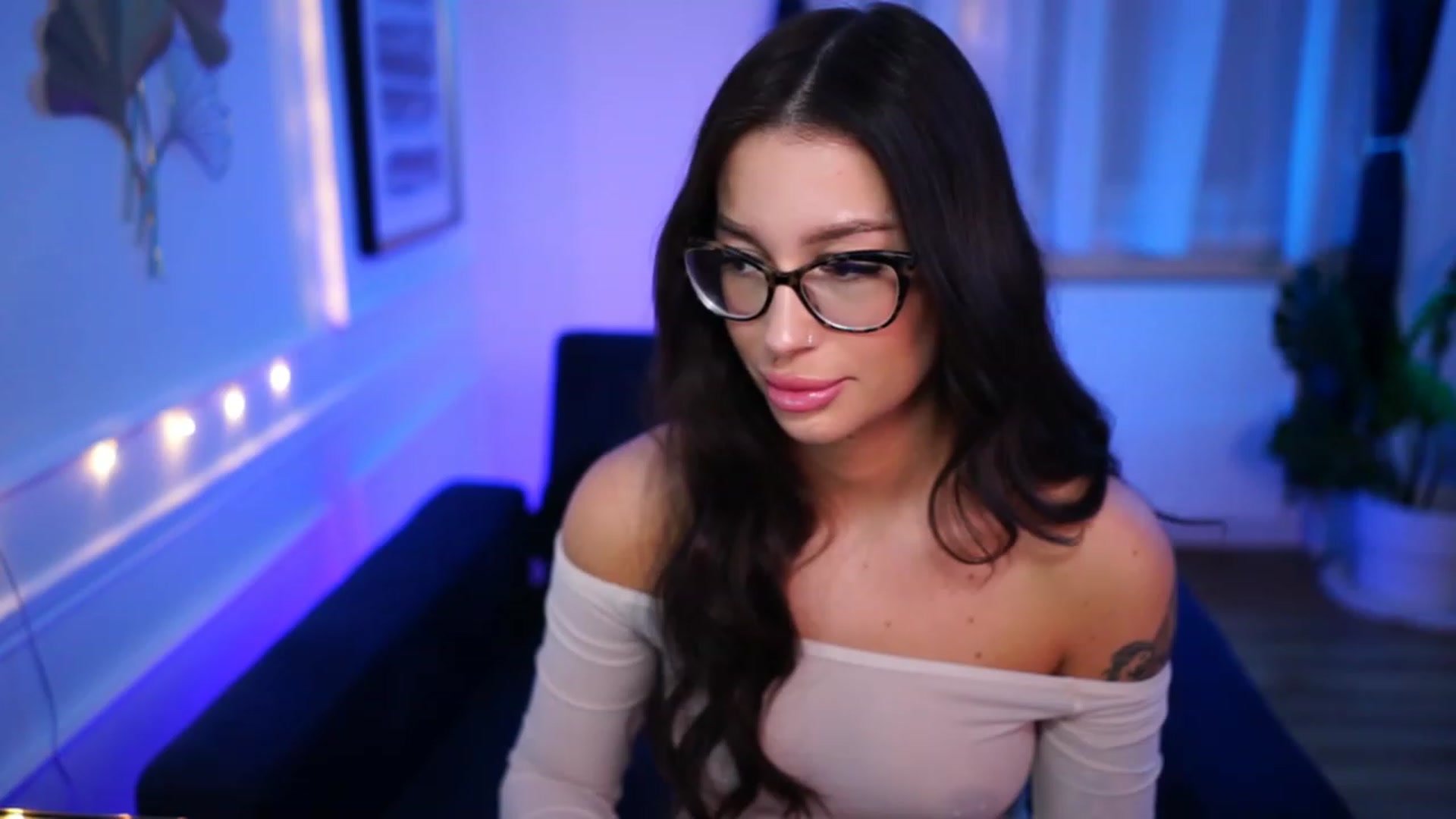 Gallery image thumbnail from blueexstacey's myfreecams stream on, 03/08/2023, 19:15 image 2 of 20