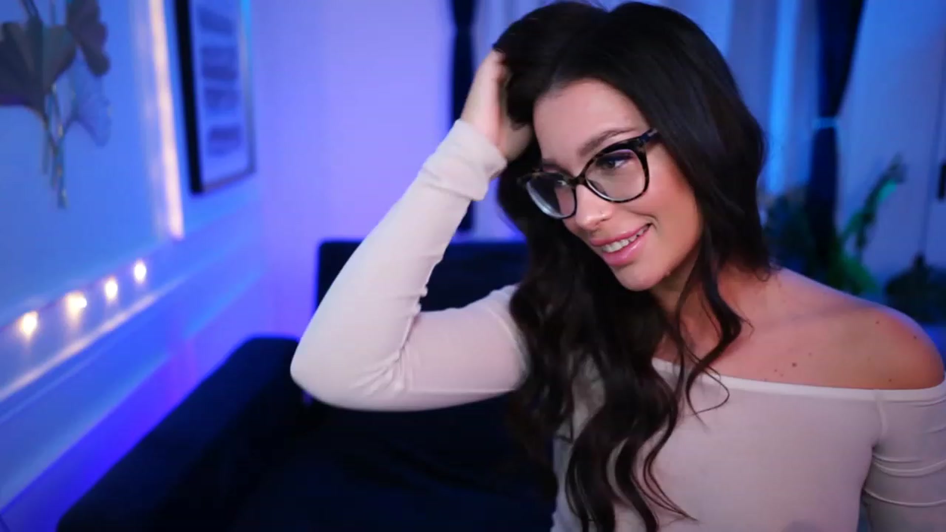 Gallery image thumbnail from blueexstacey's myfreecams stream on, 03/08/2023, 20:19 image 2 of 20