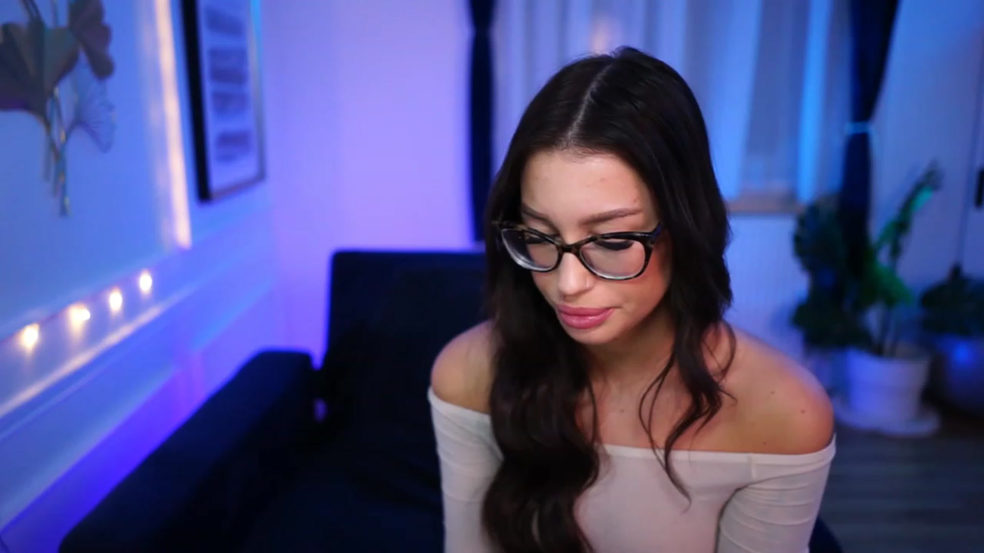 Gallery image thumbnail from blueexstacey's myfreecams stream on, 03/08/2023, 20:19 image 8 of 20