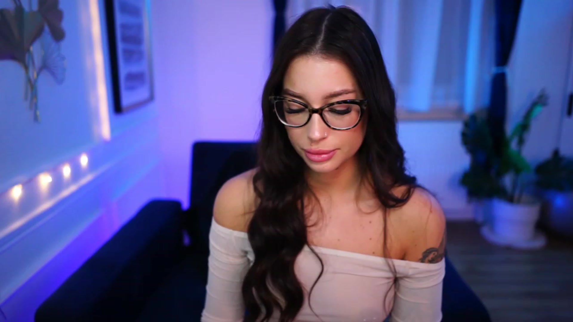 Gallery image thumbnail from blueexstacey's myfreecams stream on, 03/08/2023, 21:53 image 1 of 20