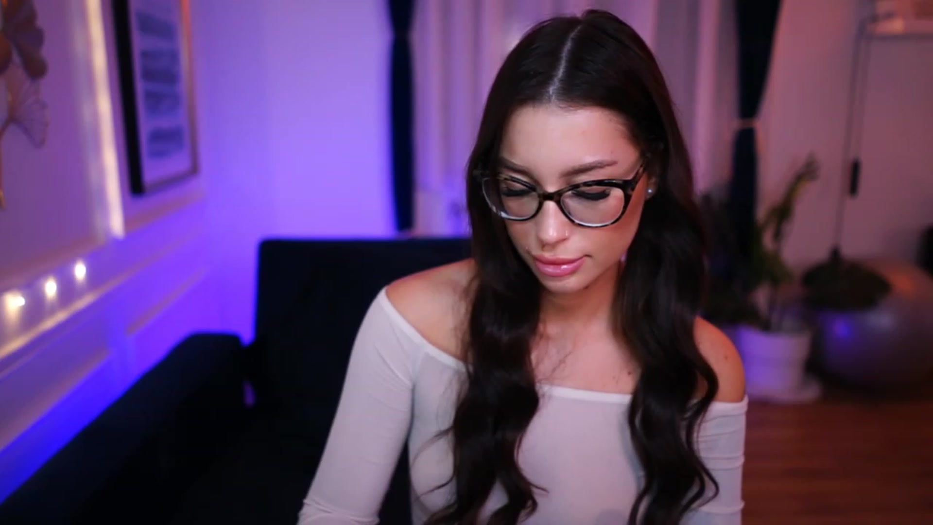 Gallery image thumbnail from blueexstacey's myfreecams stream on, 03/08/2023, 22:59 image 14 of 20
