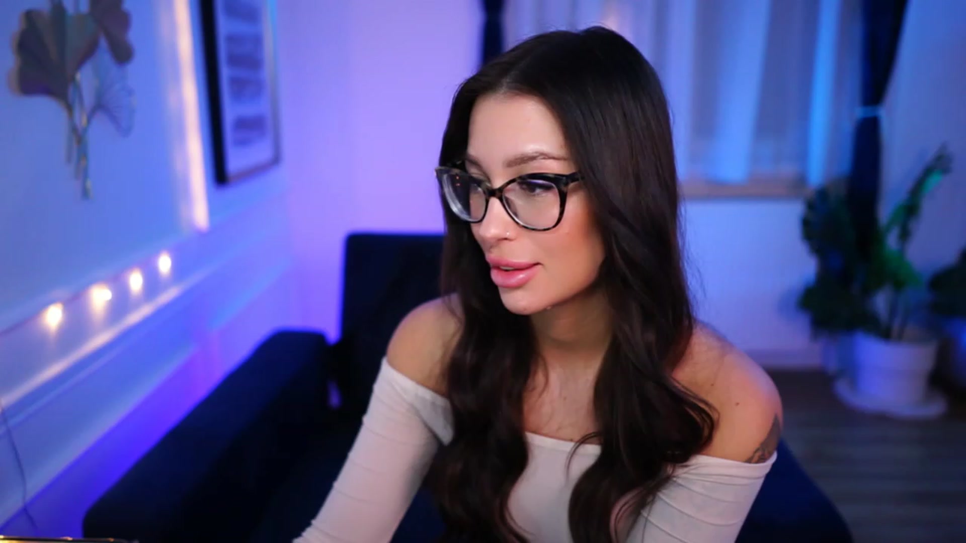 Gallery image thumbnail from blueexstacey's myfreecams stream on, 03/08/2023, 22:59 image 5 of 20