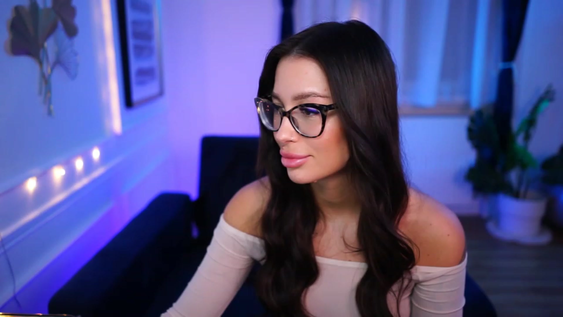 Gallery image thumbnail from blueexstacey's myfreecams stream on, 03/08/2023, 22:59 image 4 of 20