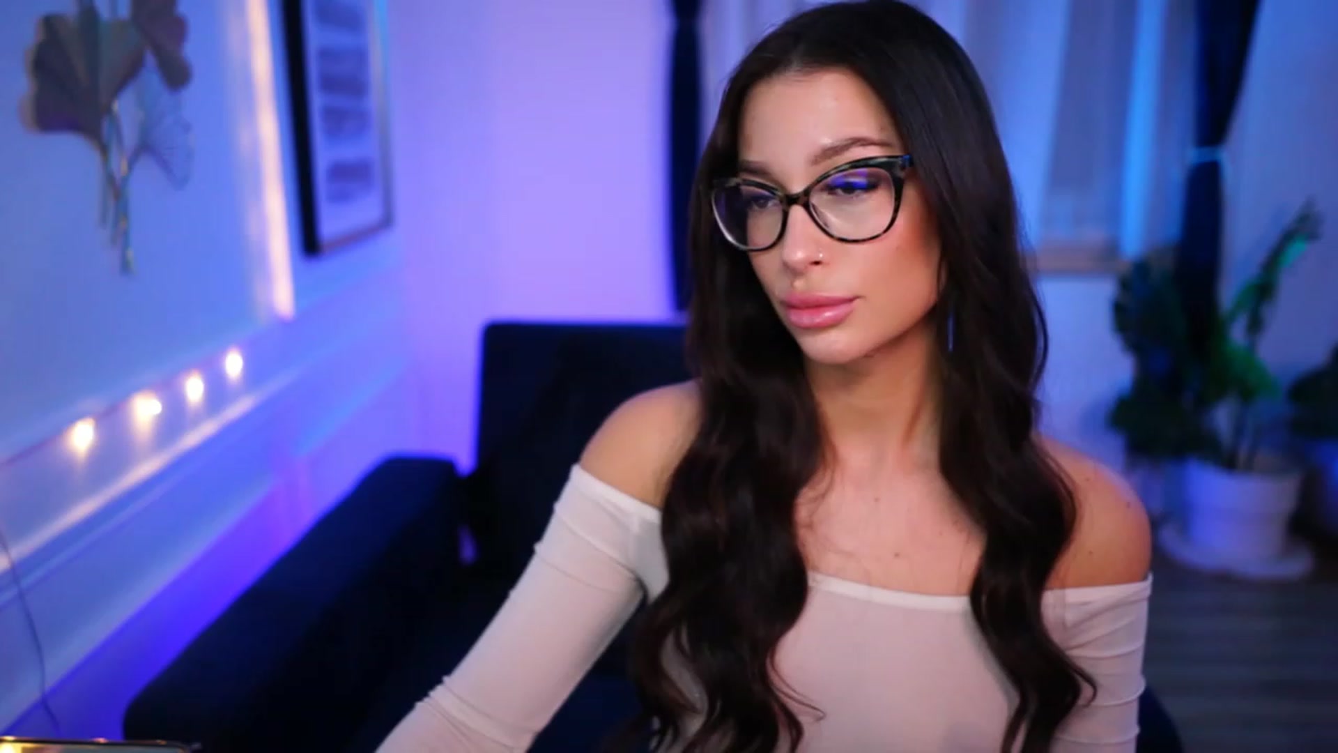 Gallery image thumbnail from blueexstacey's myfreecams stream on, 03/08/2023, 22:59 image 2 of 20