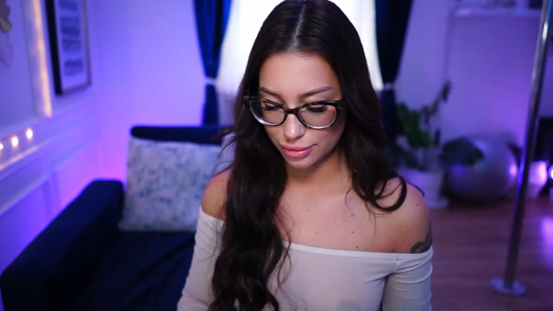 Gallery image thumbnail from blueexstacey's myfreecams stream on, 03/24/2023, 14:19 image 17 of 20