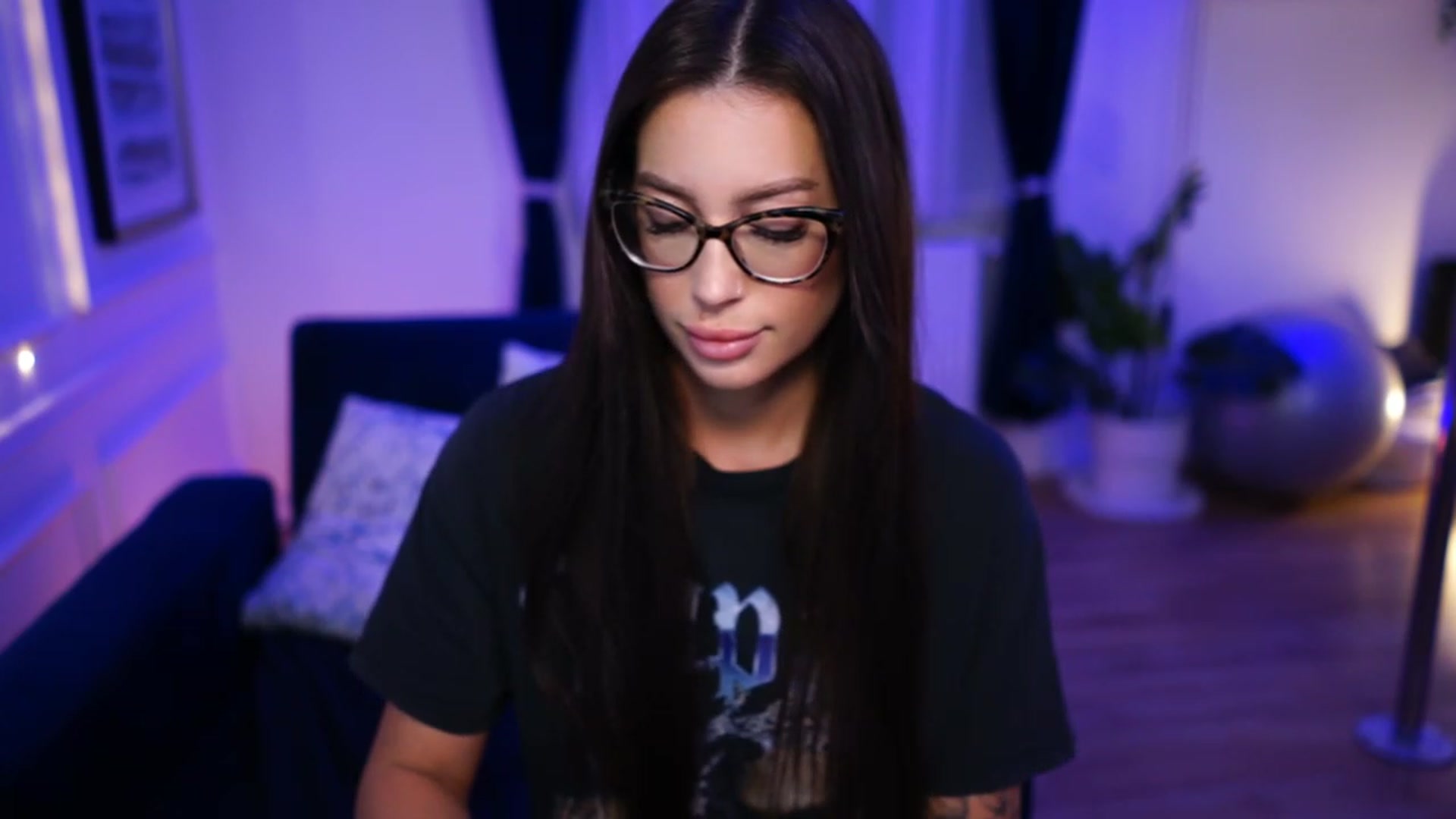 Gallery image thumbnail from blueexstacey's myfreecams stream on, 03/29/2023, 18:37 image 18 of 20