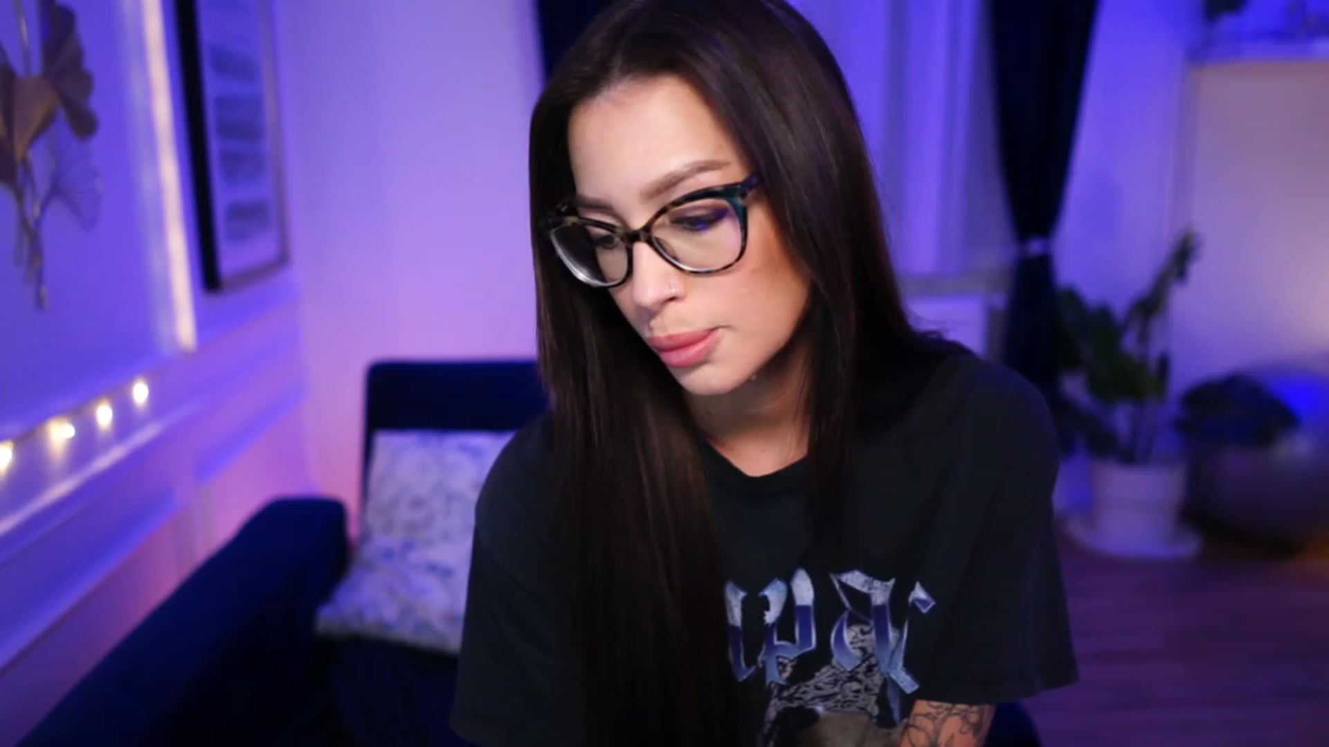 Gallery image thumbnail from blueexstacey's myfreecams stream on, 03/29/2023, 18:37 image 9 of 20
