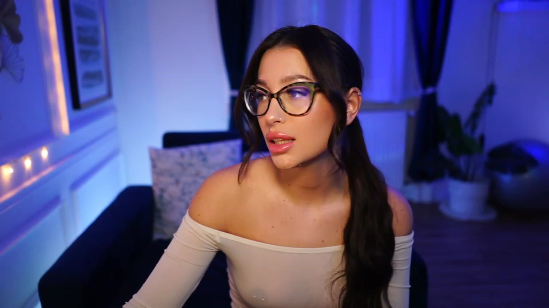 Gallery image thumbnail from blueexstacey's myfreecams stream on, 04/07/2023, 21:26 image 4 of 20