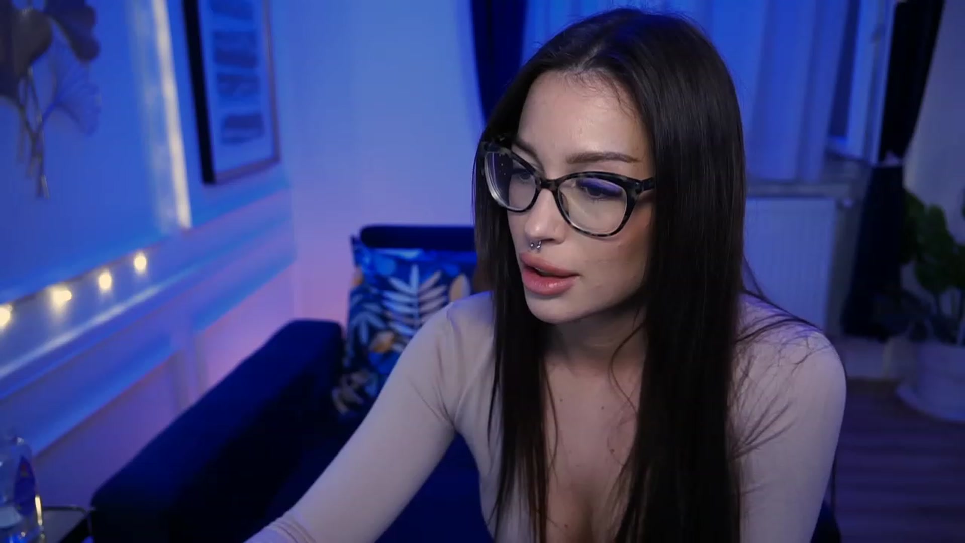 Gallery image thumbnail from blueexstacey's myfreecams stream on, 05/01/2023, 24:01 image 5 of 20
