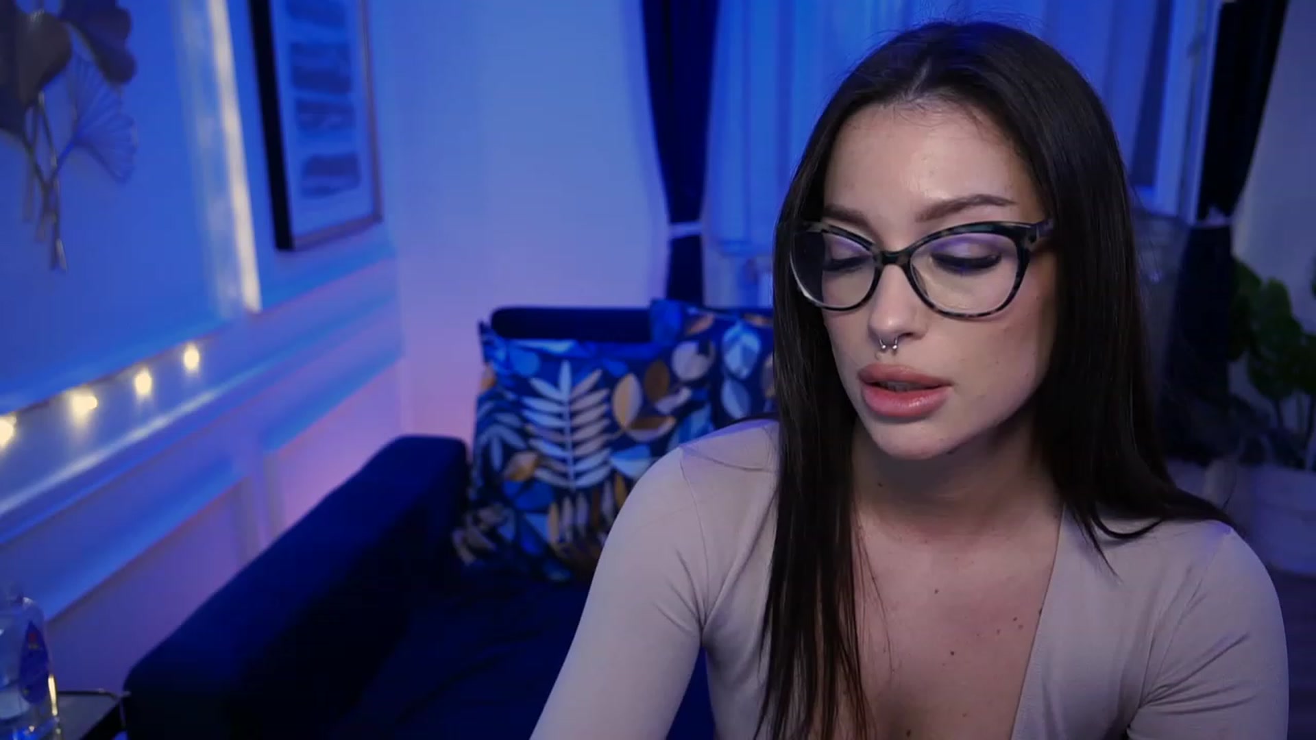 Gallery image thumbnail from blueexstacey's myfreecams stream on, 05/01/2023, 24:01 image 2 of 20