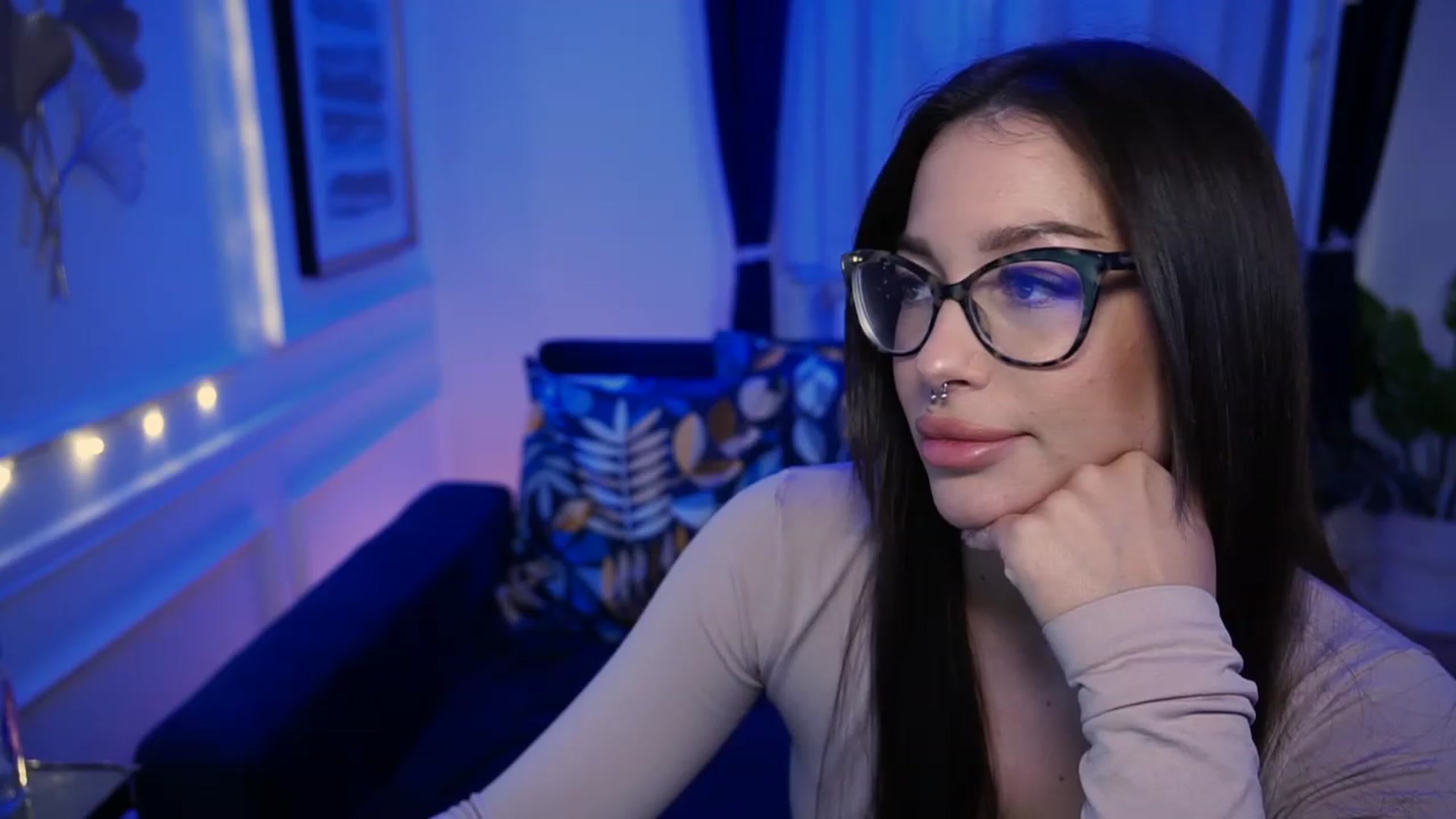 Gallery image thumbnail from blueexstacey's myfreecams stream on, 05/01/2023, 24:01 image 19 of 20