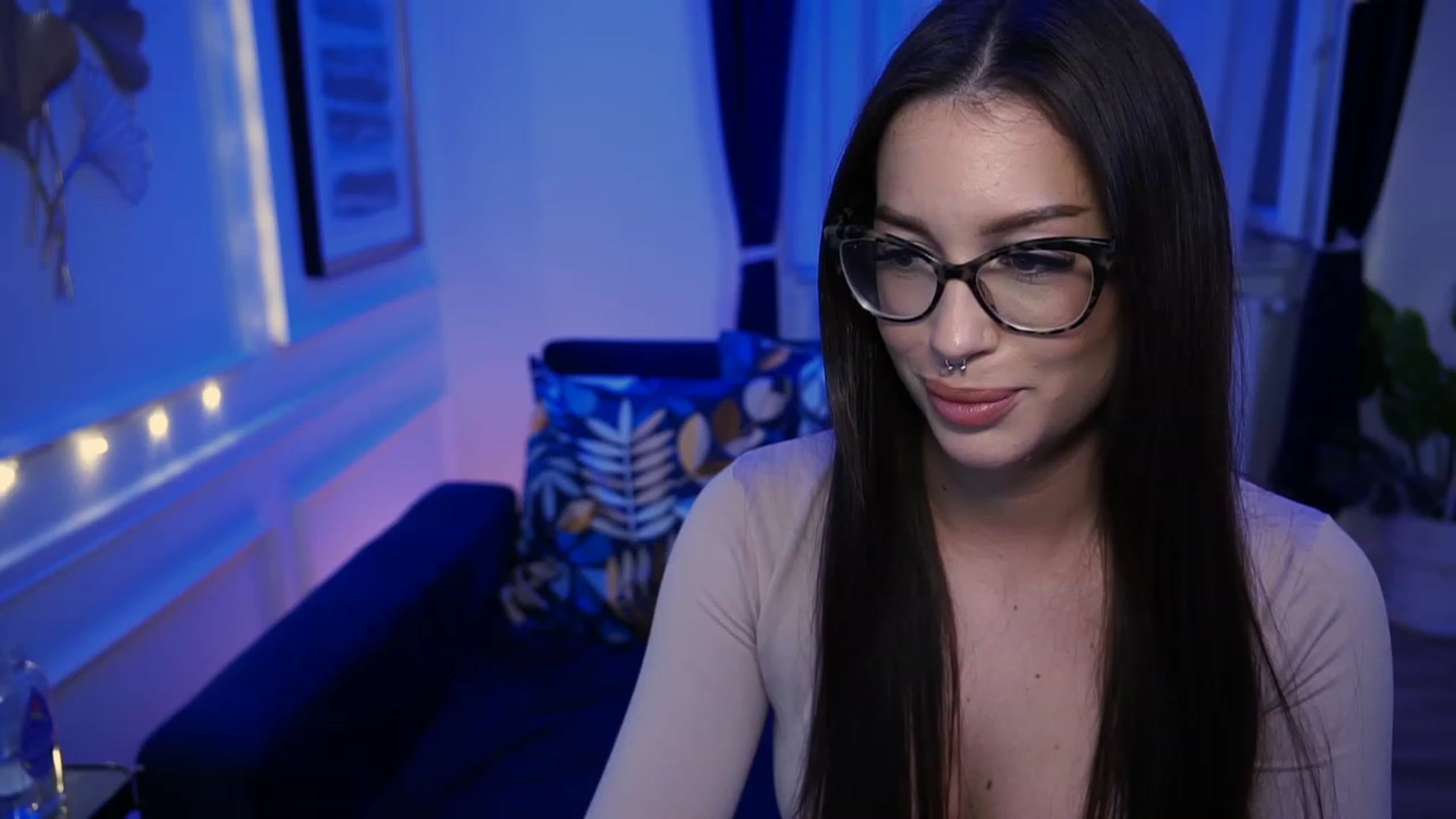 Gallery image thumbnail from blueexstacey's myfreecams stream on, 05/01/2023, 24:01 image 15 of 20