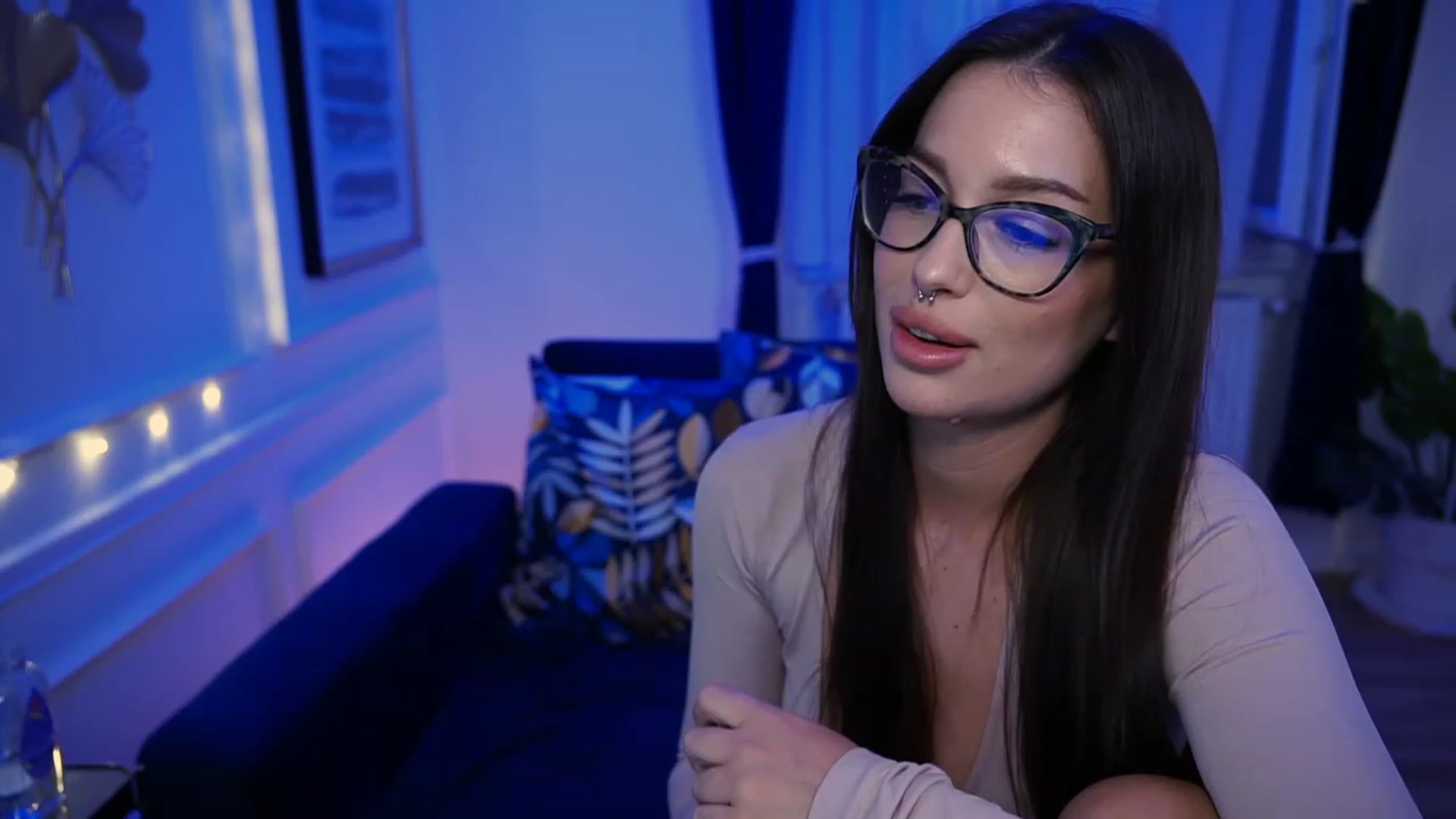 Gallery image thumbnail from blueexstacey's myfreecams stream on, 05/01/2023, 24:01 image 13 of 20
