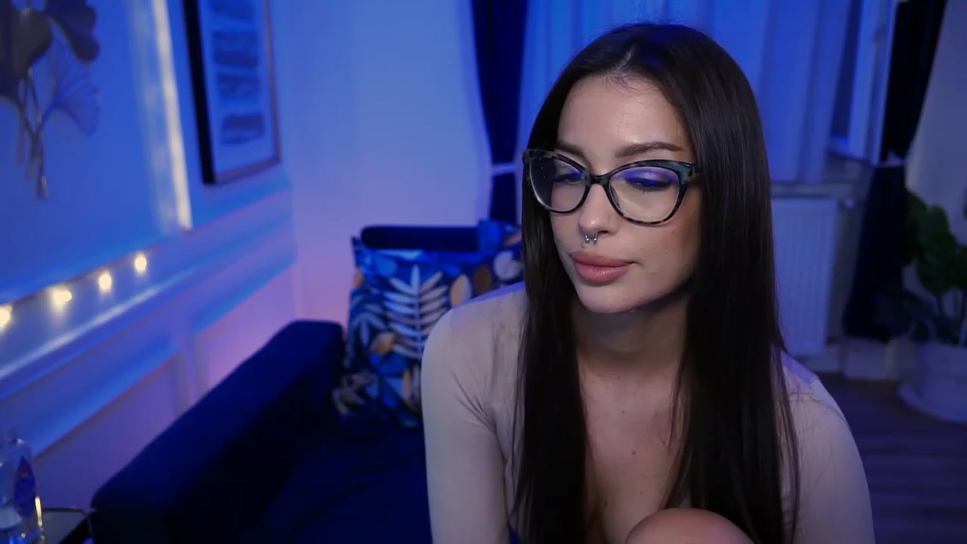 Gallery image thumbnail from blueexstacey's myfreecams stream on, 05/01/2023, 24:01 image 14 of 20