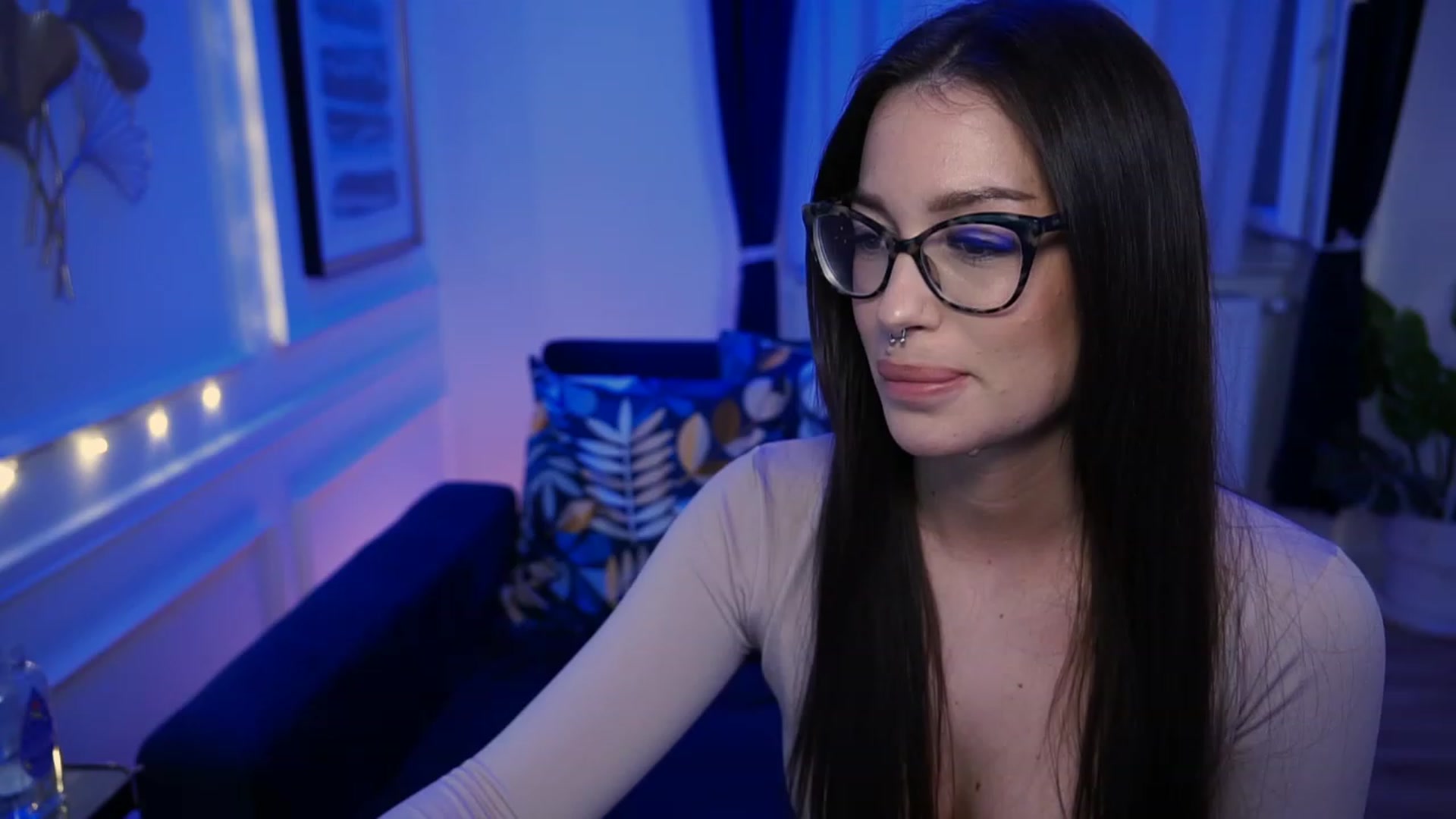 Gallery image thumbnail from blueexstacey's myfreecams stream on, 05/01/2023, 24:01 image 16 of 20