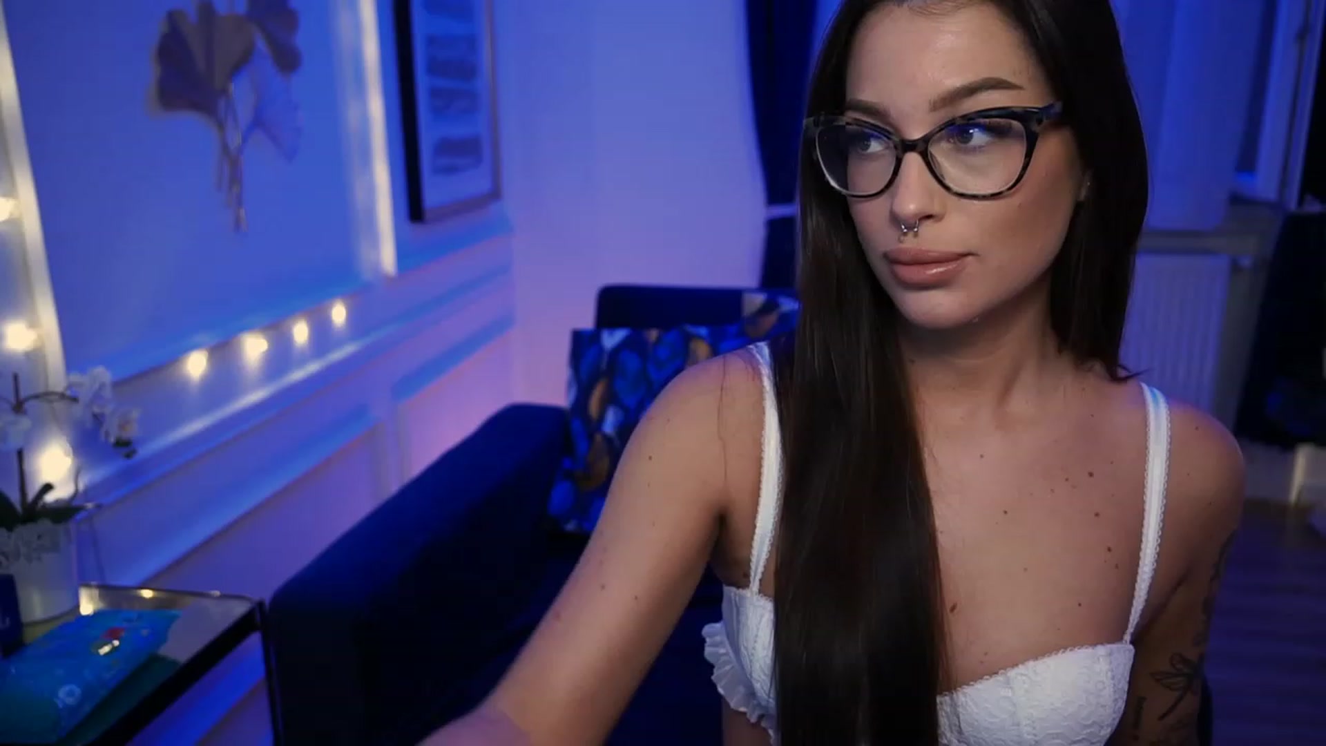 Gallery image thumbnail from blueexstacey's myfreecams stream on, 05/02/2023, 21:39 image 3 of 20